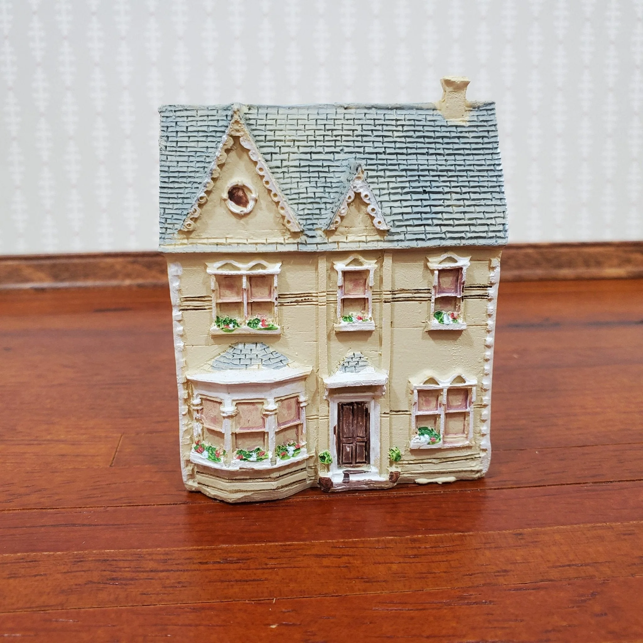 1:144 Scale Dollhouse Resin Miniature "Holme Lodge House" 2 Story - Image 2