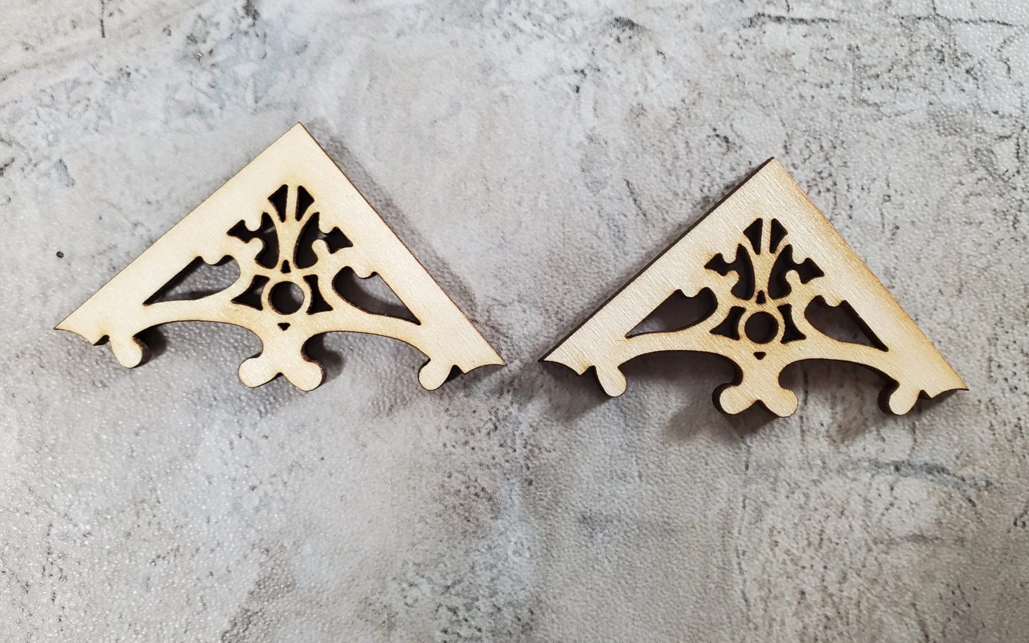 Dollhouse Apex Trim Victorian Style Pediment x2 Medium Miniature Wood Decoration MC147
