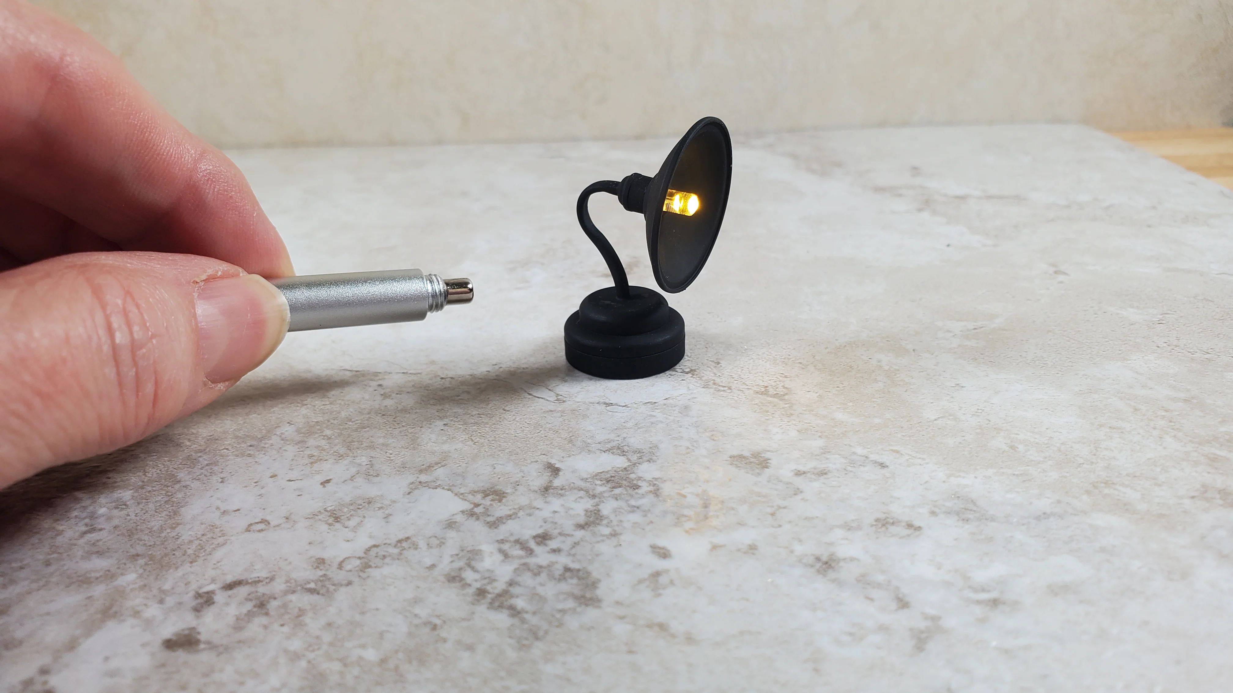 Dollhouse Barn Light Industrial Black Wand Operated Battery 1:12 Scale Miniature - Image 5