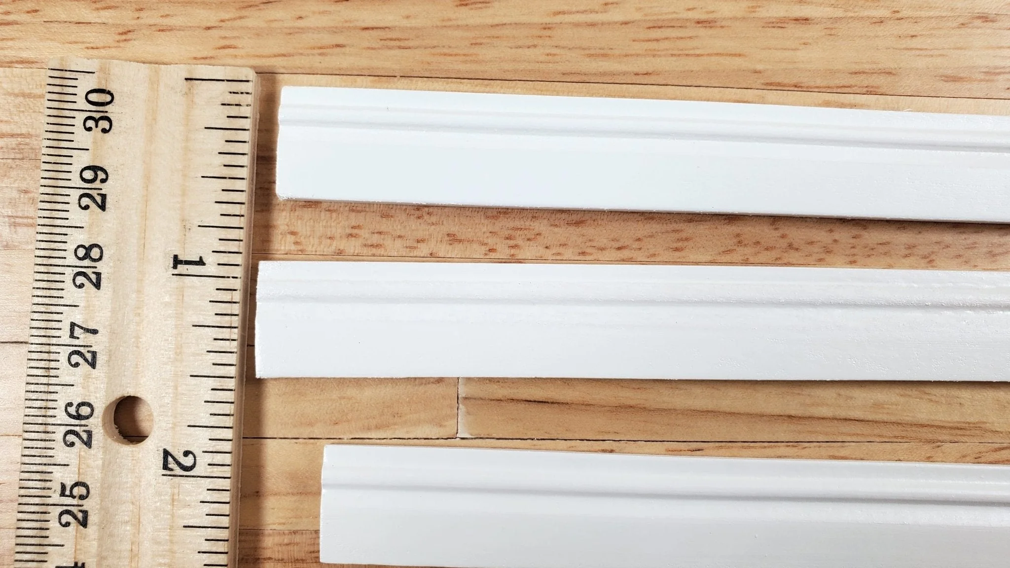 Dollhouse Baseboard 5 Pieces Trim White 1.5cm x 45cm long 1:12 Scale Skirting - Image 4