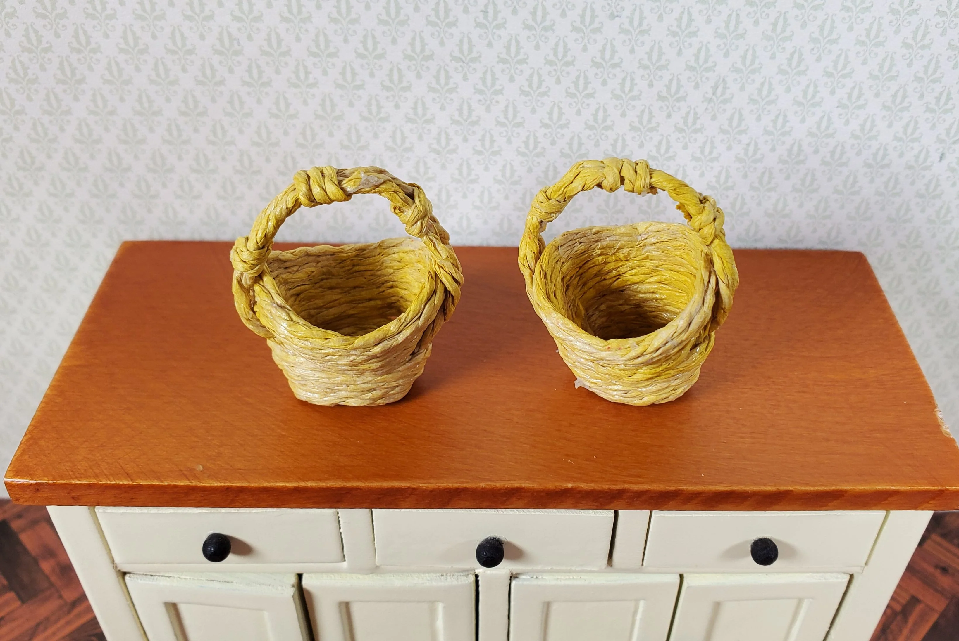 Dollhouse Baskets Set of 2 Yellow 1:12 Scale Dollhouse Miniatures - Image 2