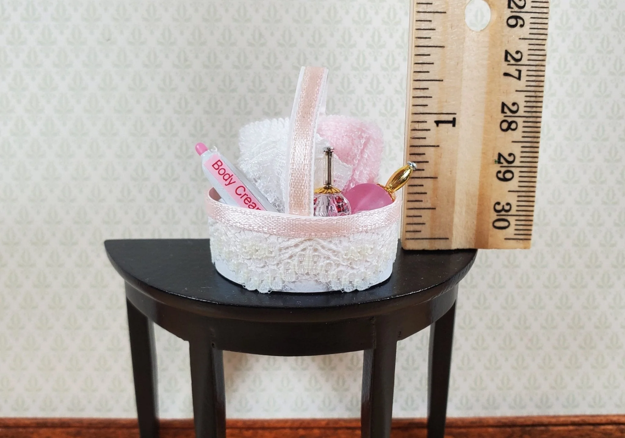 Dollhouse Bath Accessories Set Basket Lotion Hand Towels 1:12 Scale Miniature - Image 3