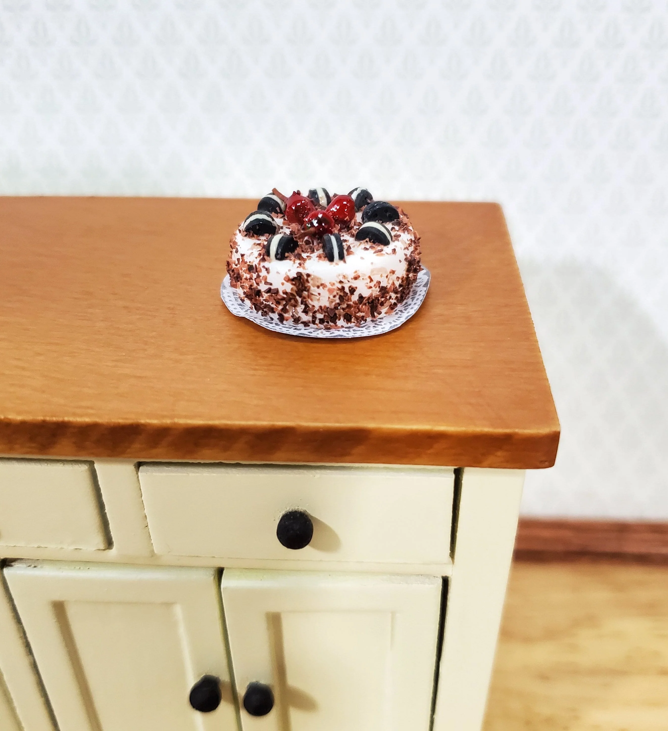 Dollhouse Cake Chocolate Cookie with Strawberries 1:12 Scale Dessert - Image 2