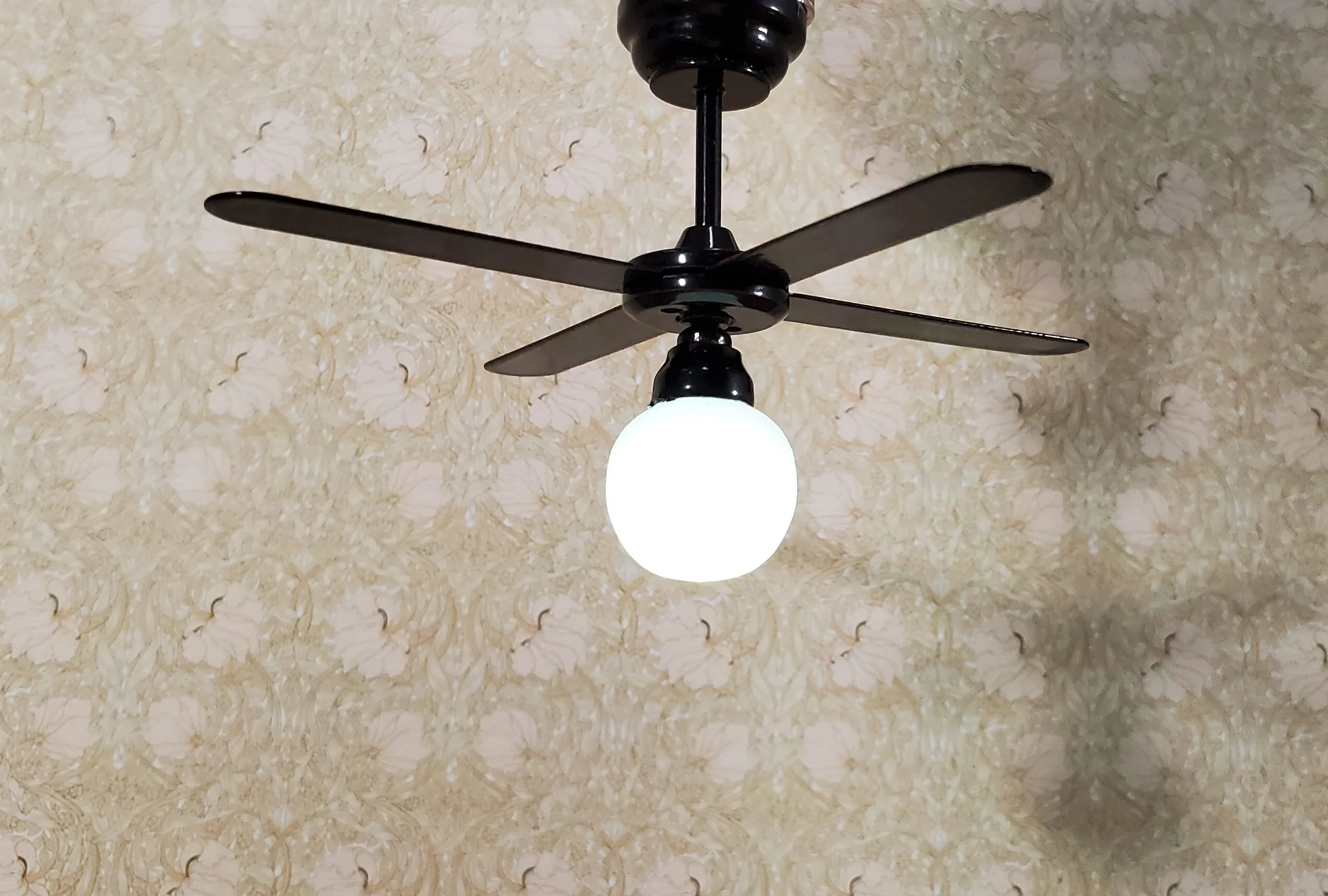 Dollhouse Ceiling Fan Light Black LED Battery 4 Blades 1:12 Scale Houseworks - Image 2
