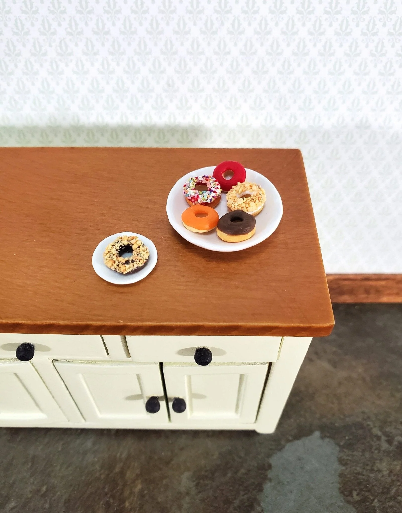 Dollhouse Donuts x6 Frosted and Sprinkles 1:12 Scale Miniature Food Dessert - Image 3