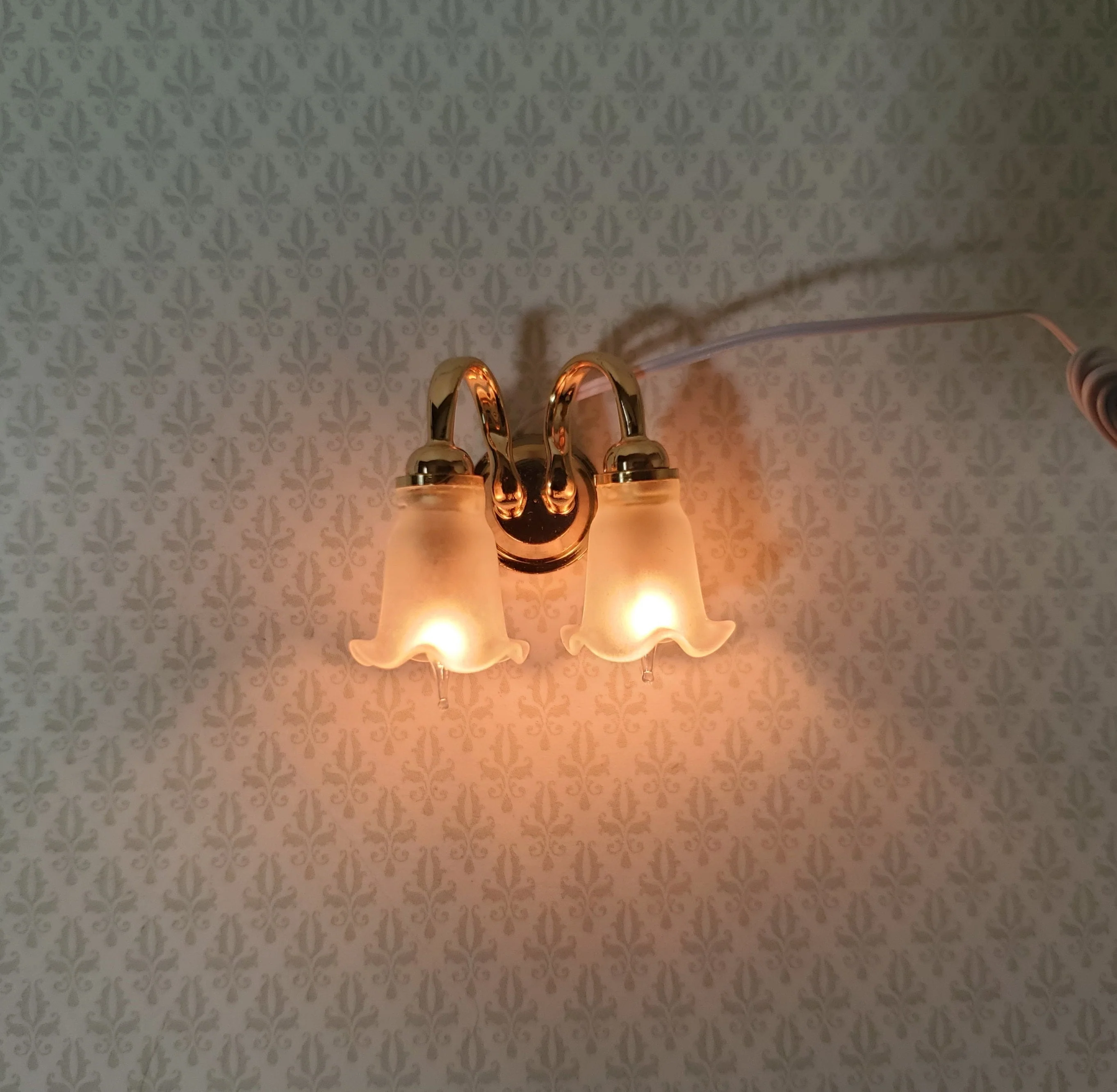 Dollhouse Double Tulip Sconce Flower Shade 12 Volt with Plug 1:12 Scale HW2673 - Image 10