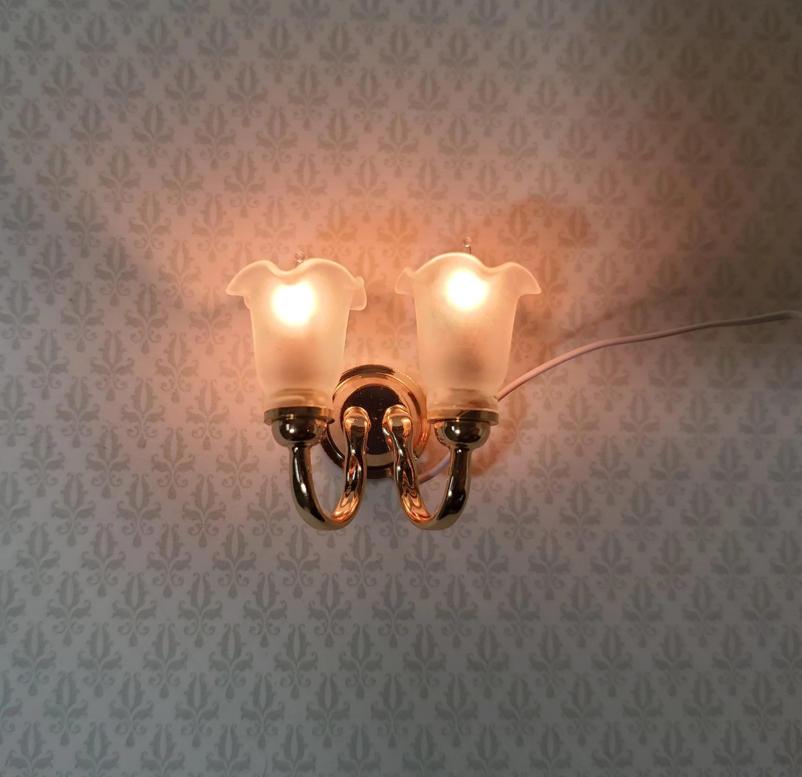 Dollhouse Double Tulip Sconce Flower Shade 12 Volt with Plug 1:12 Scale HW2673 - Image 8