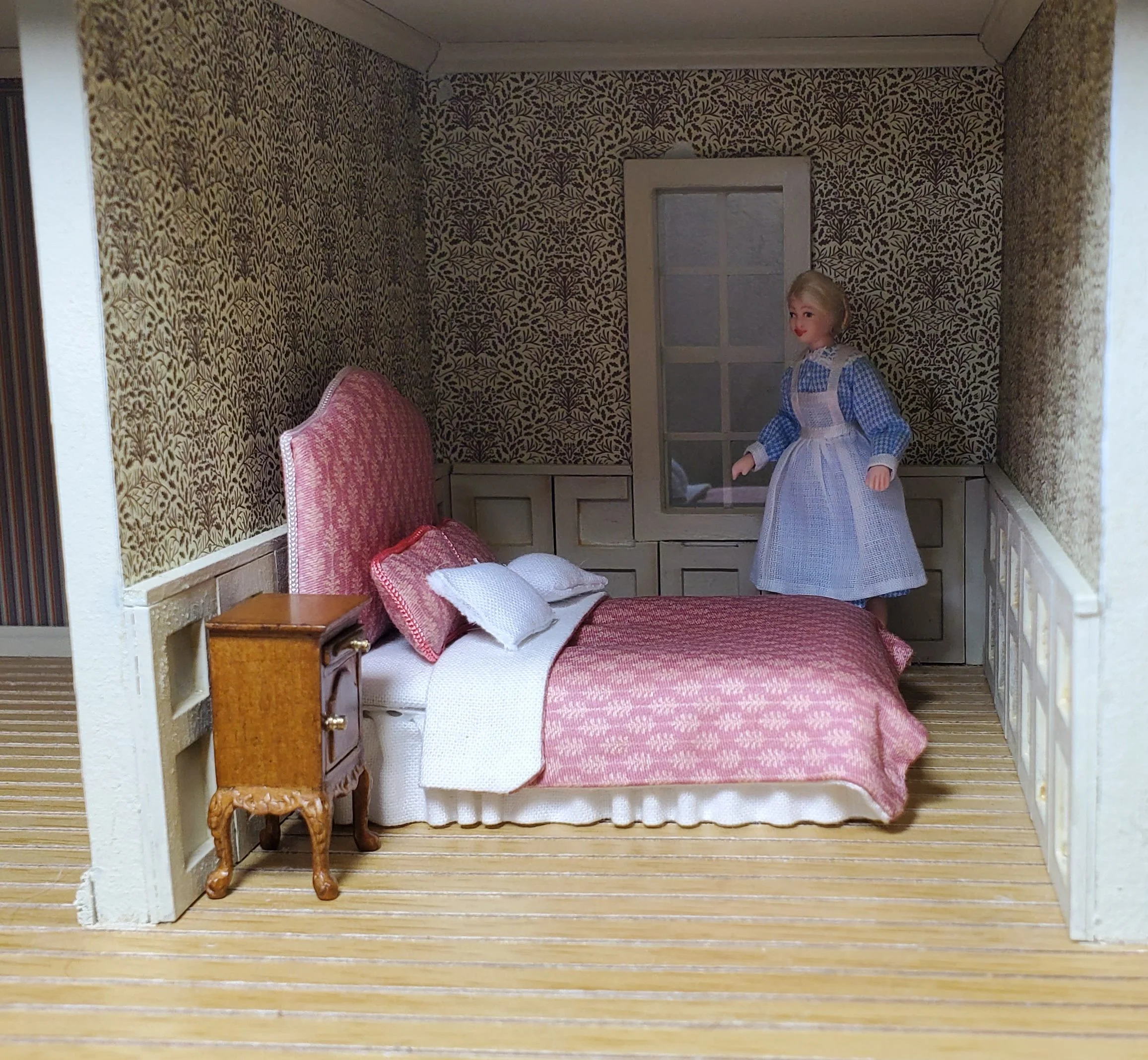 Dollhouse Dressed Bed HALF SCALE Furniture 1:24 Miniature Dark Pink Sheets Pillows - Image 3