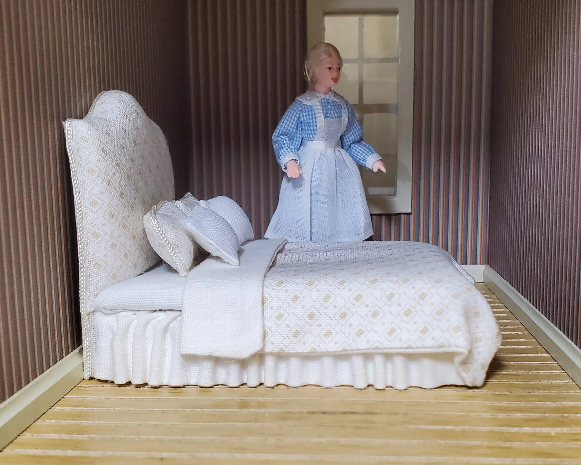Dollhouse Dressed Bed HALF SCALE Furniture 1:24 Miniature White Sheets Pillows - Image 3