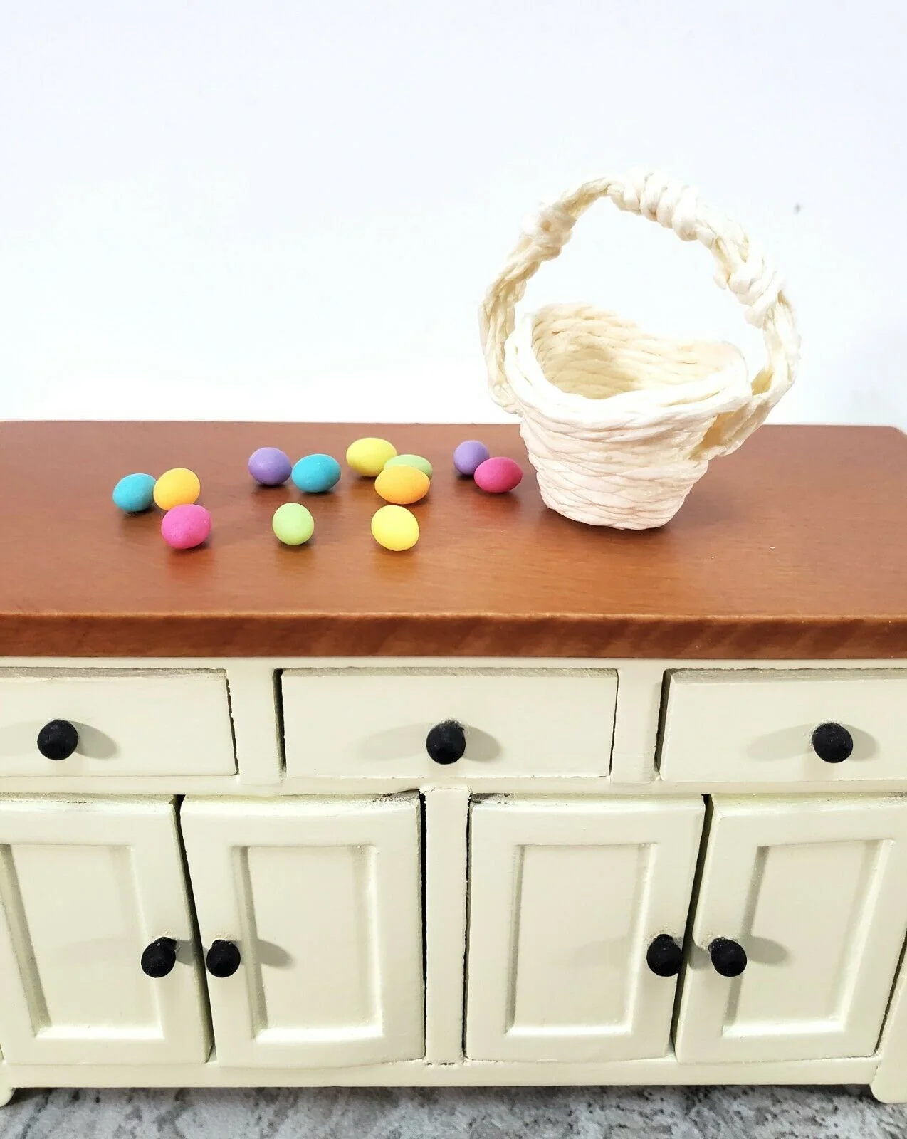 Dollhouse Easter Basket with 12 Colored Eggs 1:12 Scale Miniature Natural Twine - Image 3