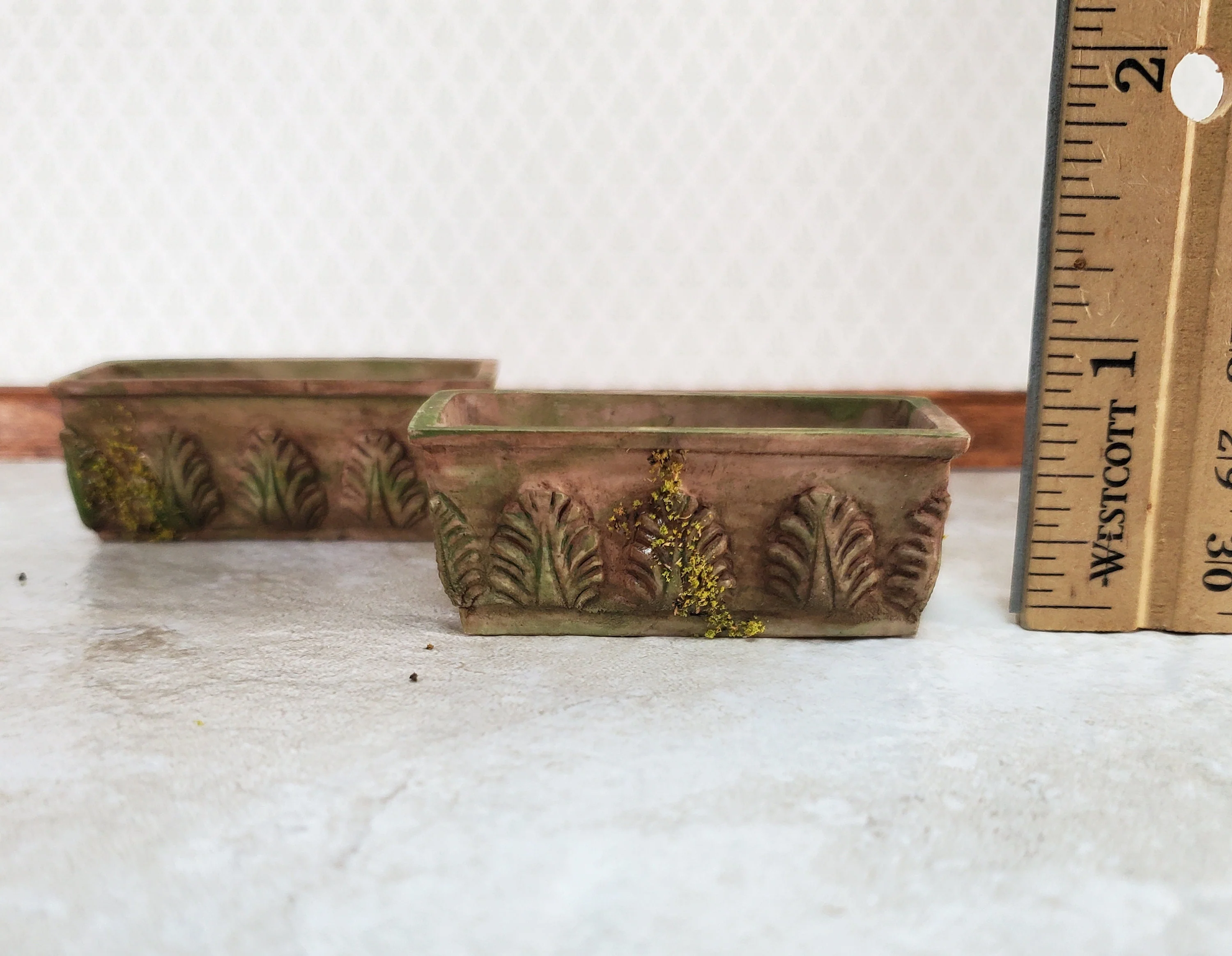 Dollhouse Garden Planters Aged Pots with Moss Set of 2 1:12 Scale A1006B - Image 4