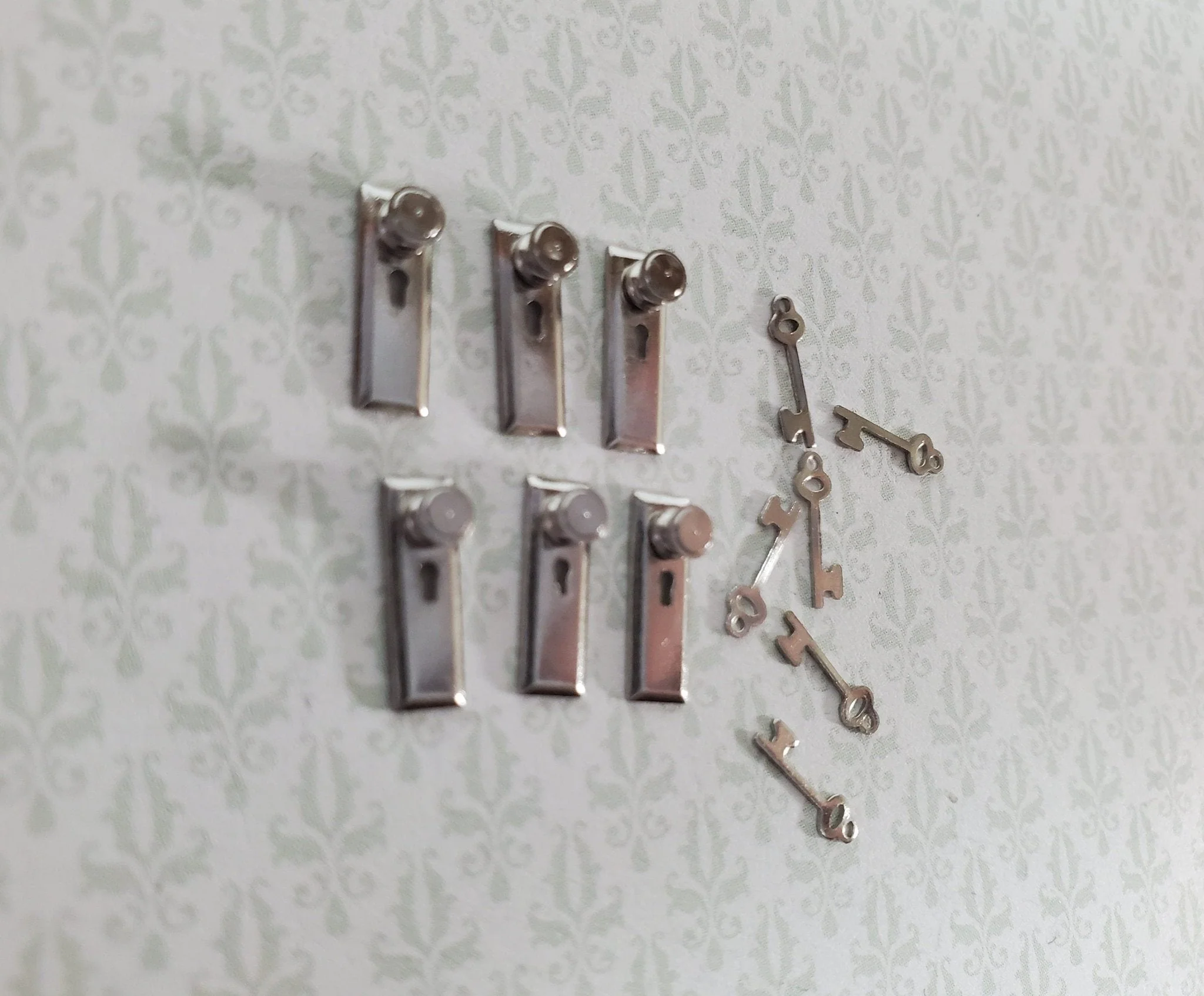 Dollhouse HALF SCALE Doorknobs with Keys Silver x6 1:24 Scale CLA05712 - Image 2