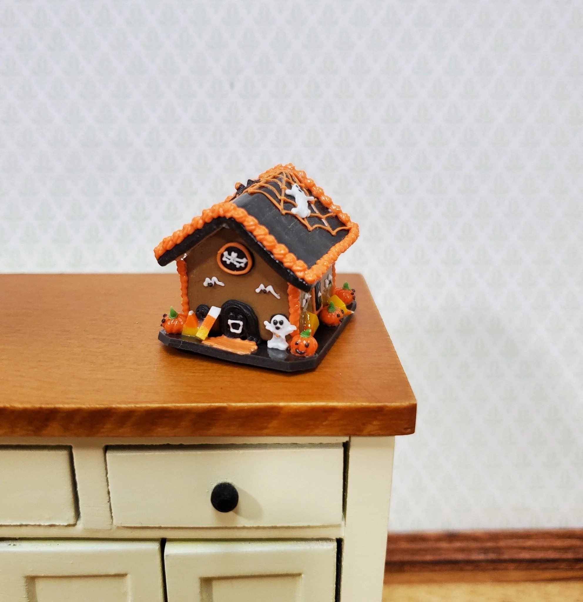 Dollhouse Halloween Gingerbread House 1:12 Scale Miniature Decoration