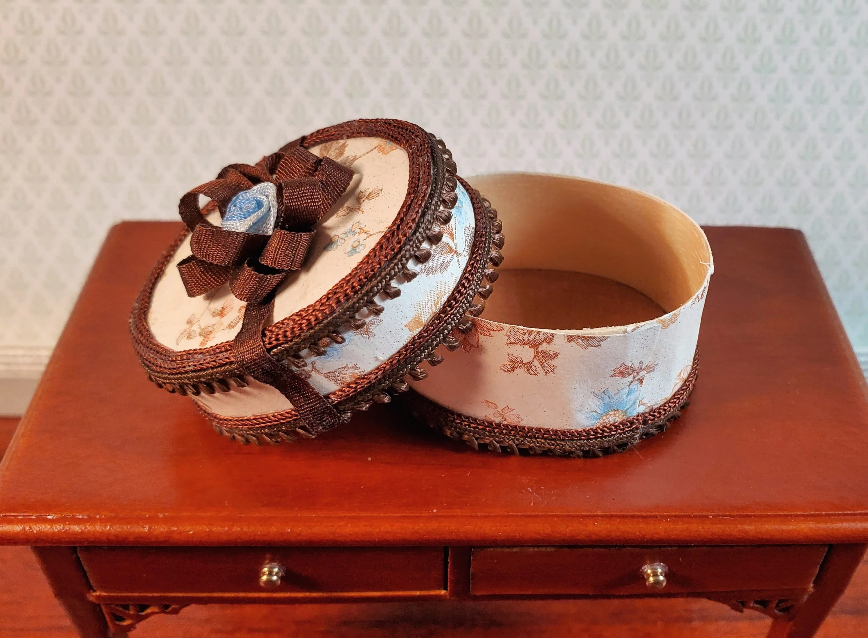 Dollhouse Hat Box Vintage Artisan 1:12 Scale Miniature - Image 2