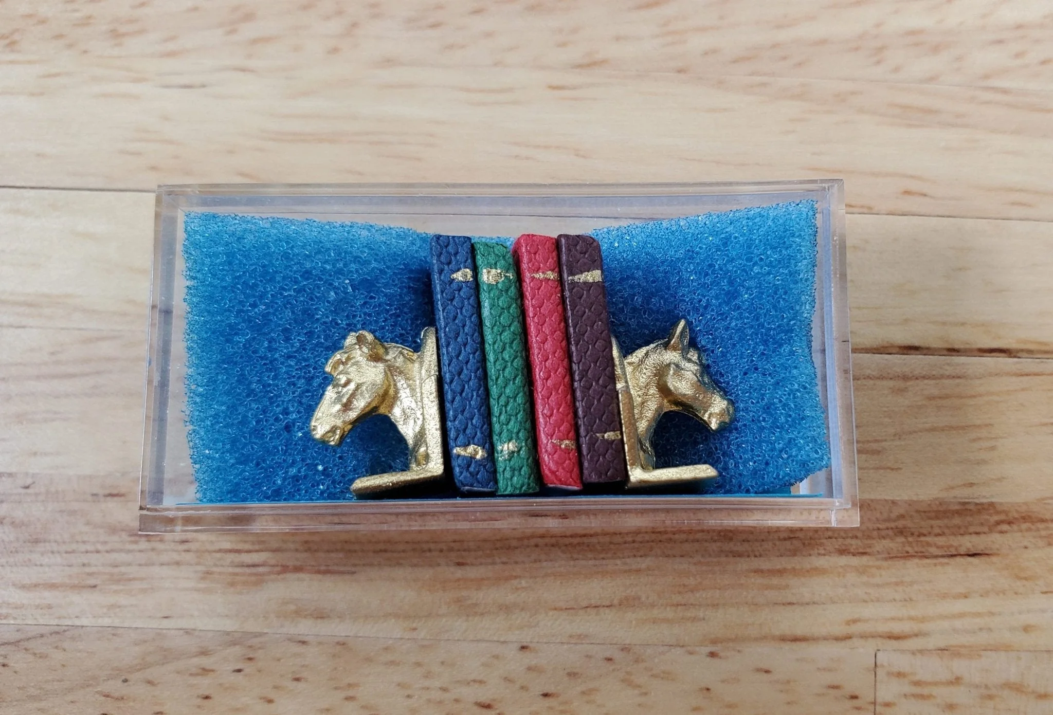 Dollhouse Horse Bookends with 4 Tiny Books Gold Metal 1:12 Scale Miniature - Image 3