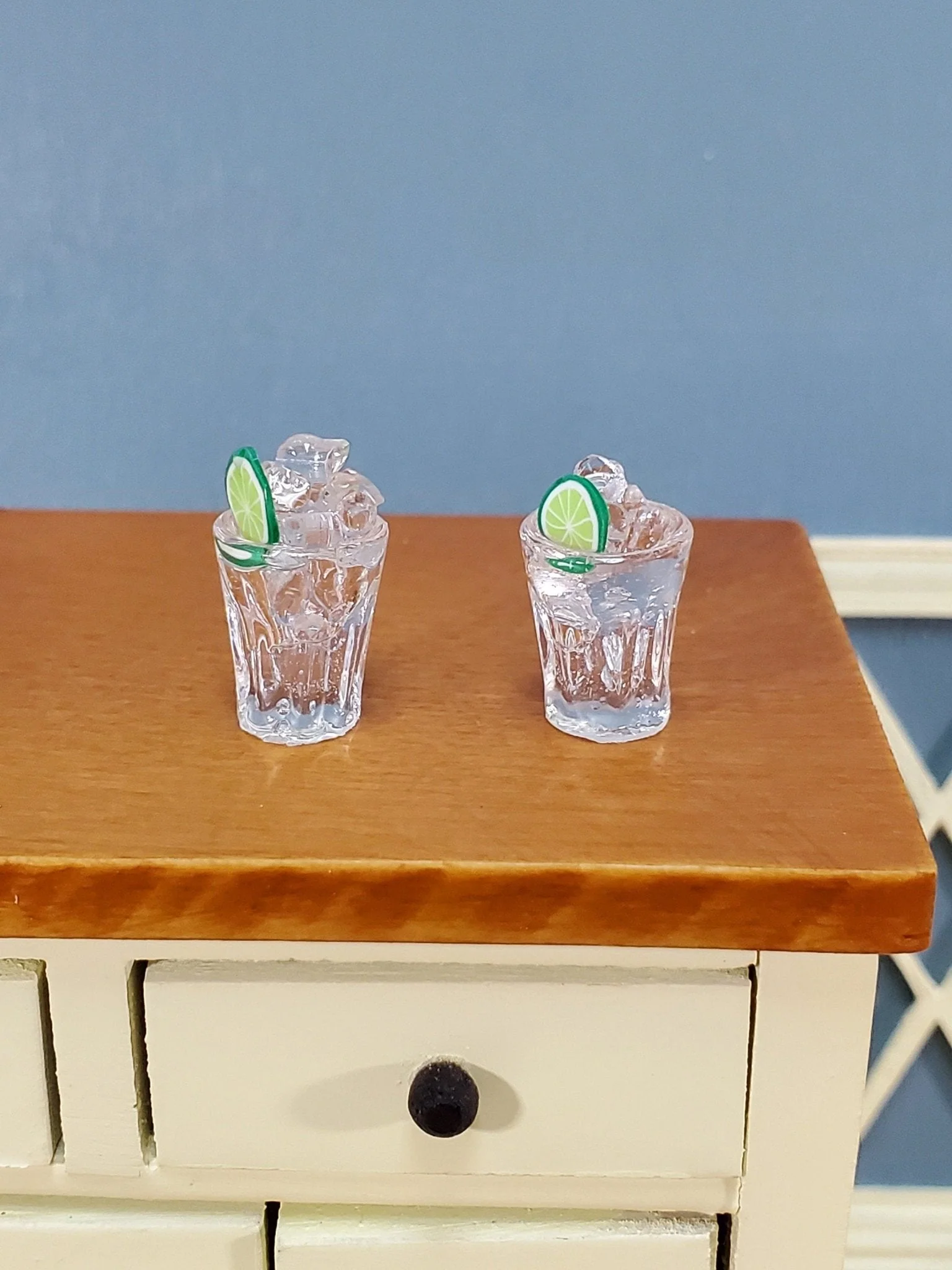 Dollhouse Ice Water or Vodka on the Rocks with Lime Slice 2 Glasses 1:12 Scale Miniature - Image 2