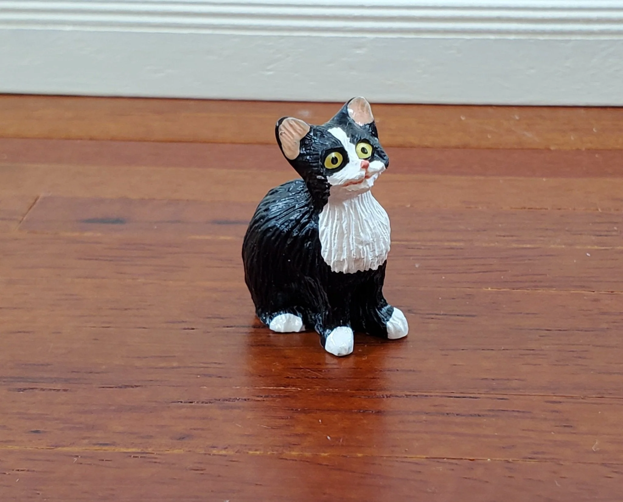 Dollhouse Kitty Cat Tuxedo Black and White Sitting 1:12 Scale Miniature Pet