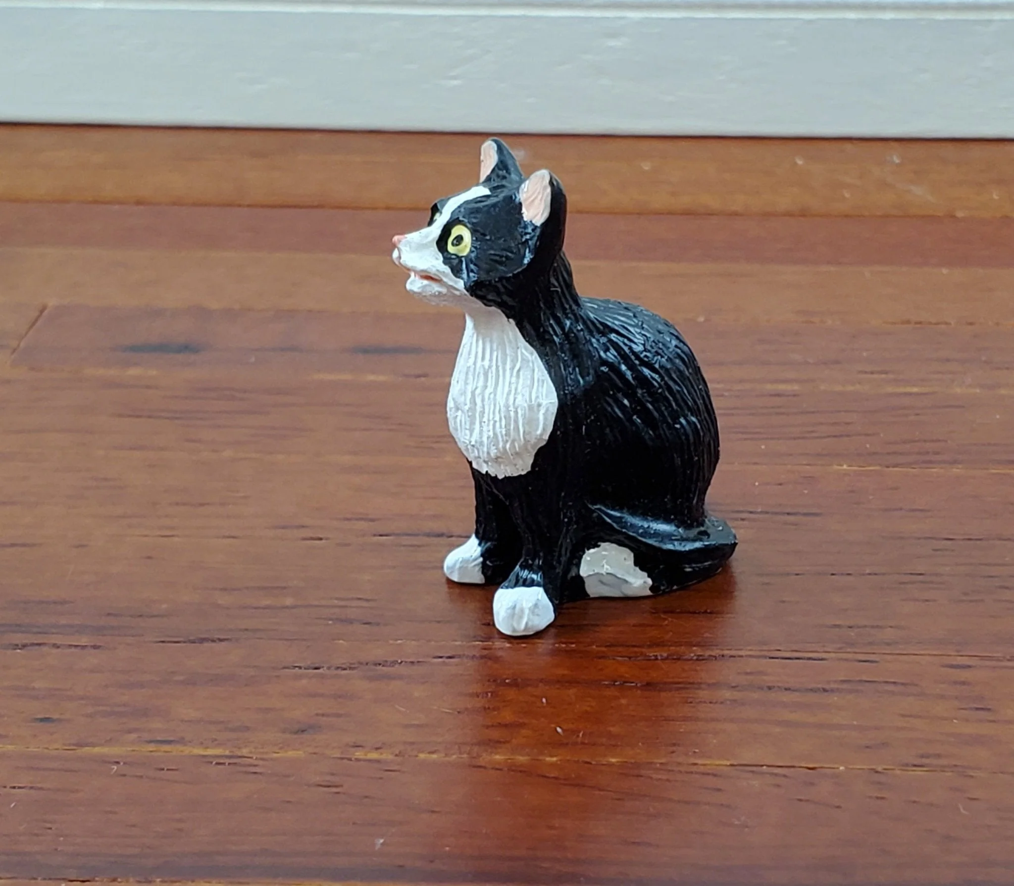 Dollhouse Kitty Cat Tuxedo Black and White Sitting 1:12 Scale Miniature Pet - Image 2