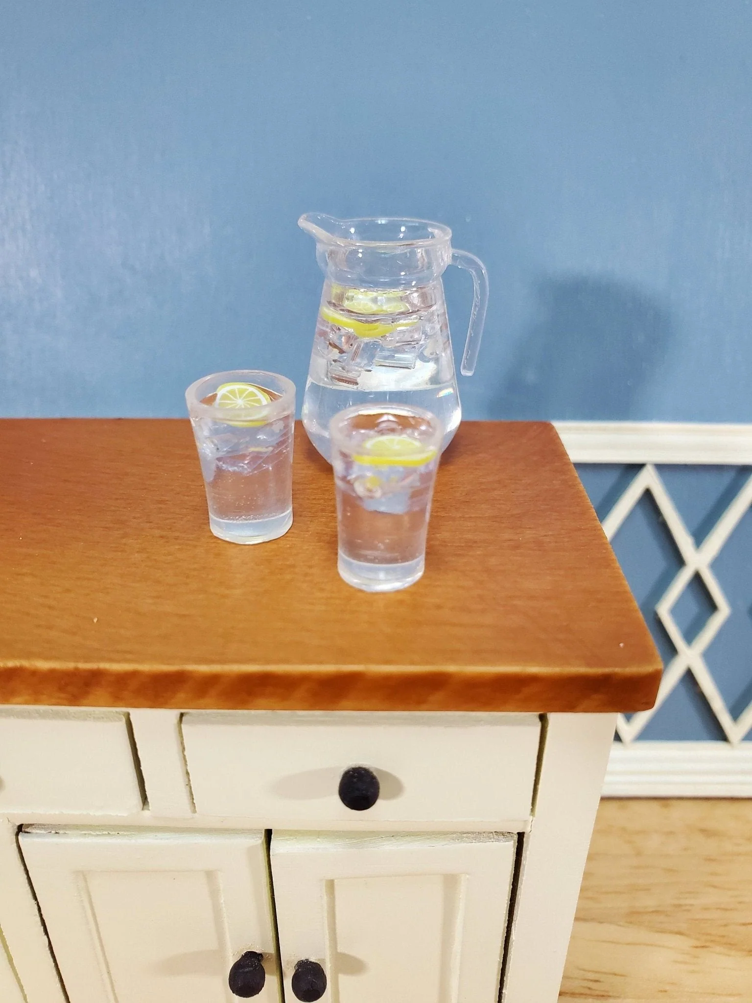 Dollhouse Large Pitcher of Ice Water & 2 Glasses with Lemons Miniature