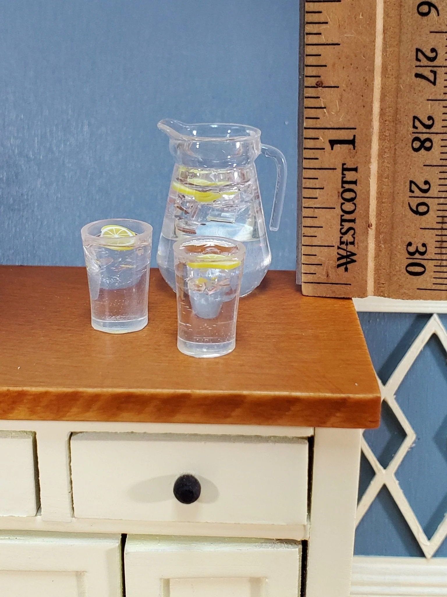 Dollhouse Large Pitcher of Ice Water & 2 Glasses with Lemons Miniature - Image 3