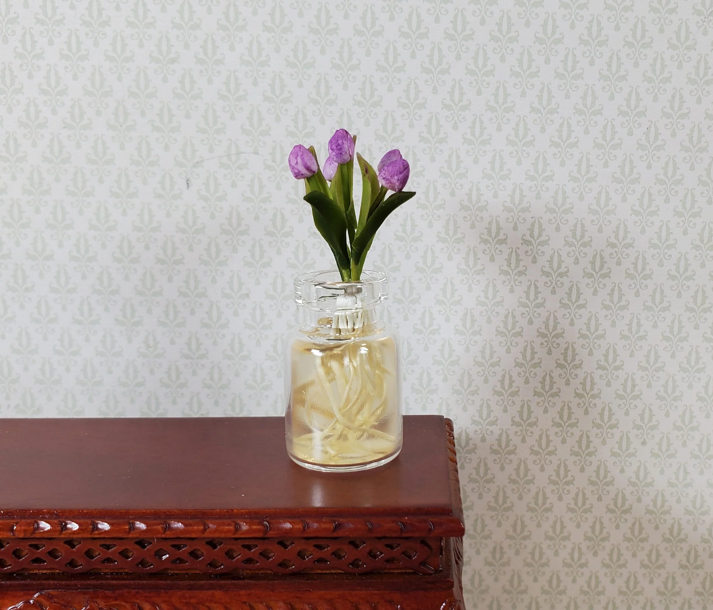 Dollhouse Lavender Tulip Bulbs with Roots in a Glass Jar1:12 Scale Miniature - Image 2