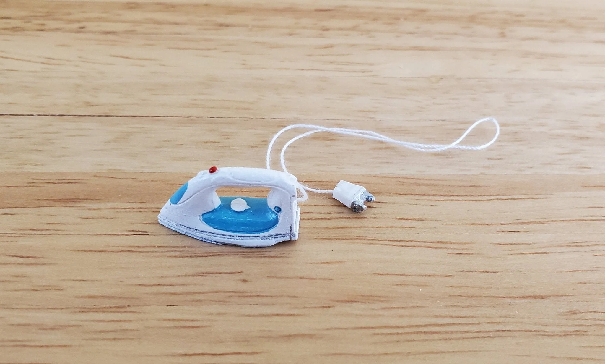 Dollhouse Miniature Clothes Iron Modern Style White Blue with Plug 1:12 Scale