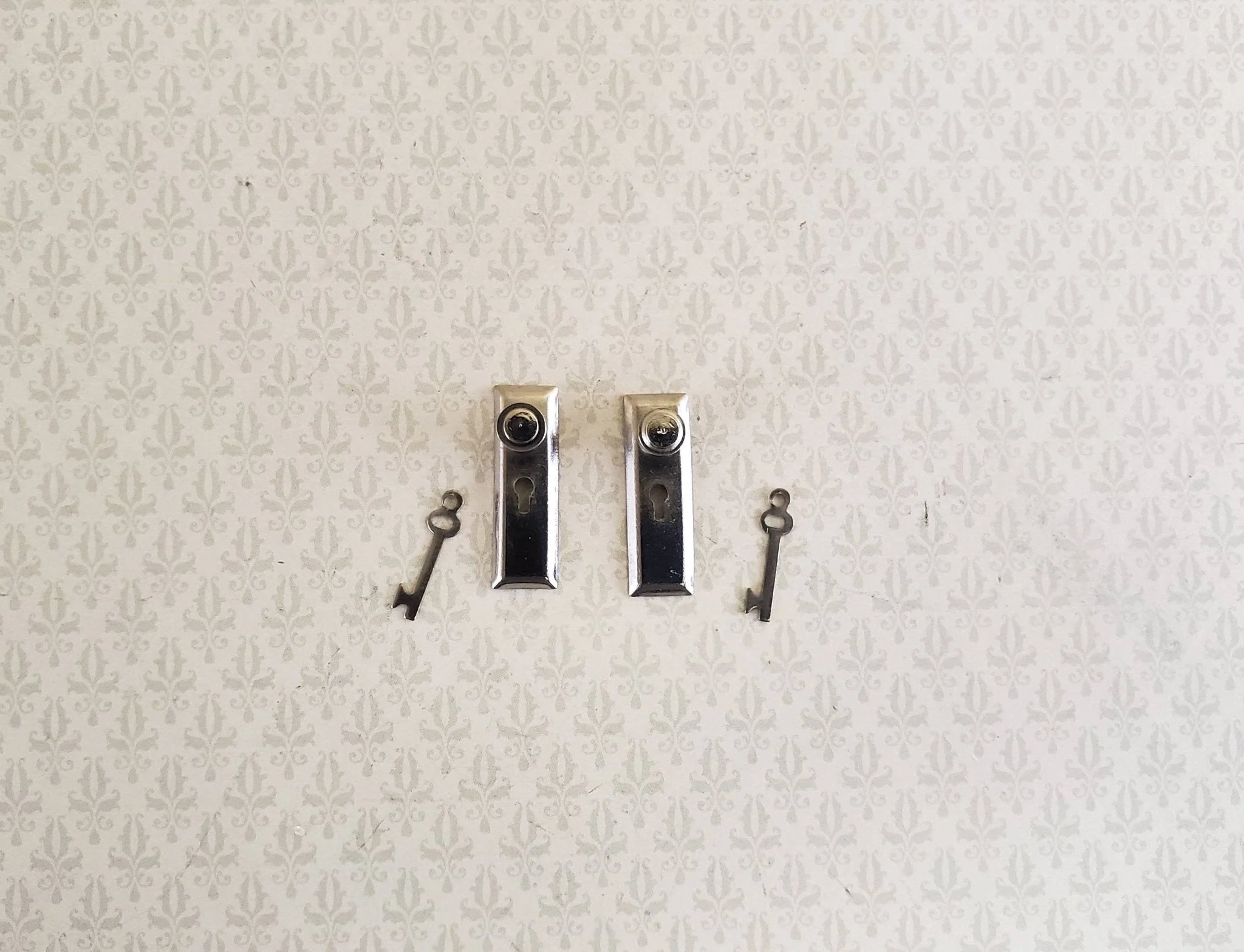 Dollhouse Miniature Doorknobs and Plates Set with Keyhole 1:12 Scale Silver Nickle