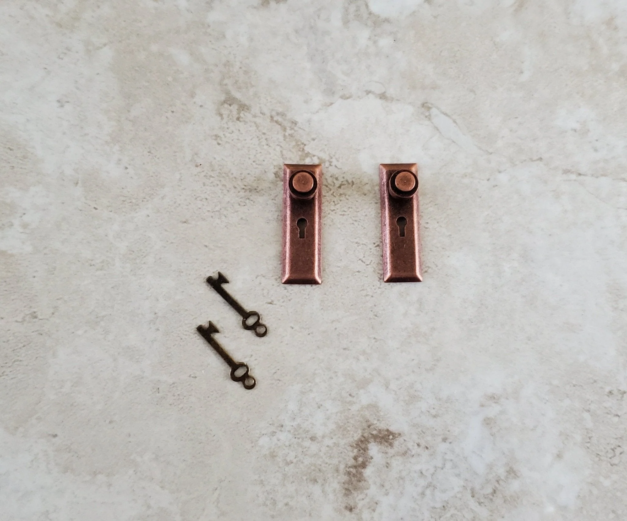 Dollhouse Miniature Doorknobs Handles Set with Keys 1:12 Scale Bronze CLA05526