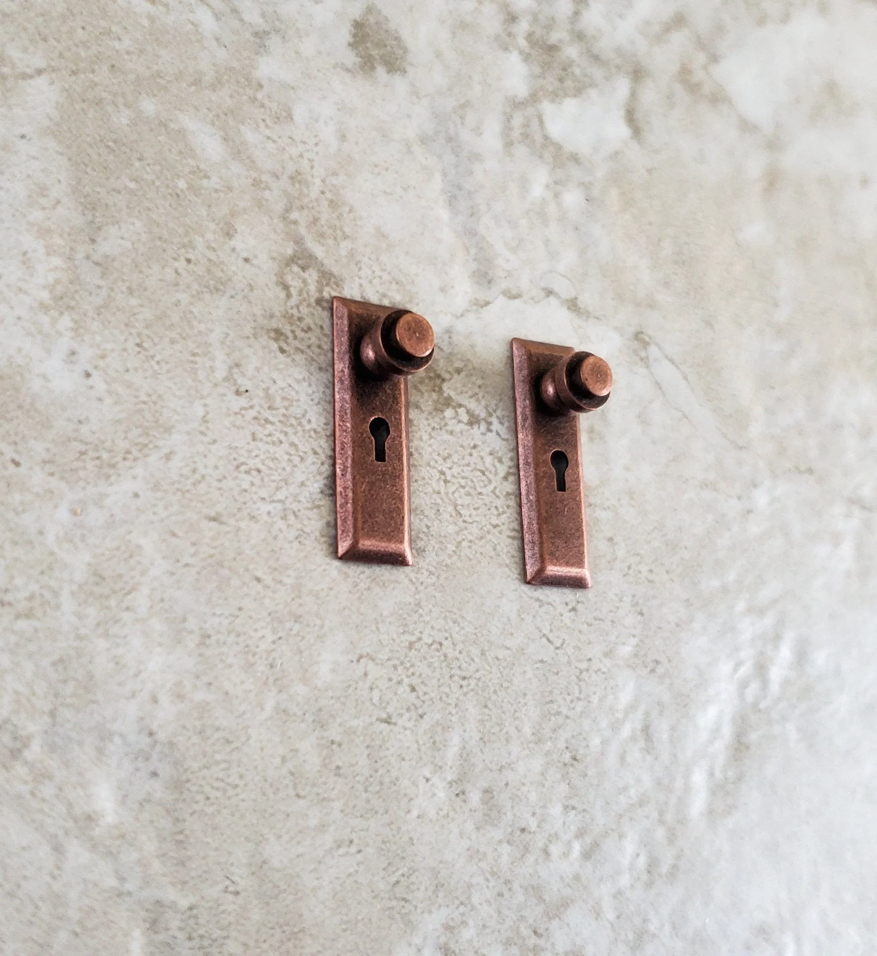 Dollhouse Miniature Doorknobs Handles Set with Keys 1:12 Scale Bronze CLA05526 - Image 2