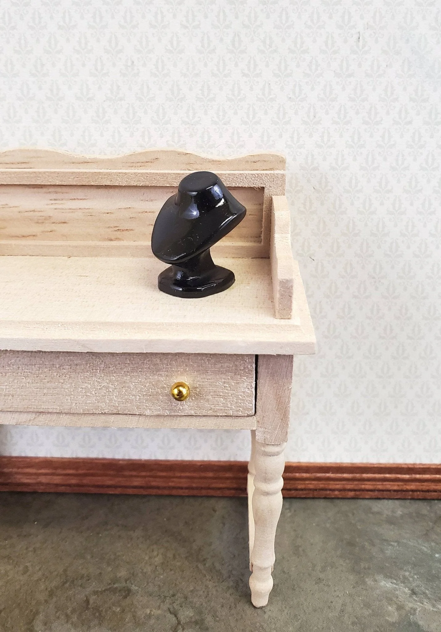 Dollhouse Miniature Jewelry Bust Black 1/12 Scale Vanity