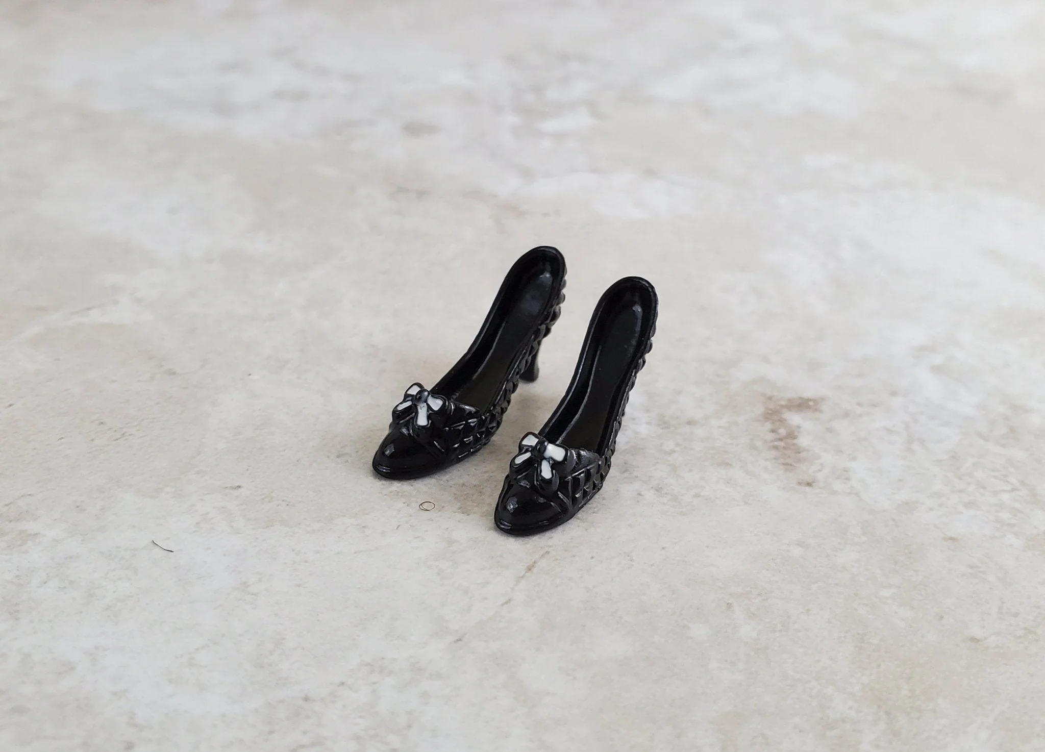 Dollhouse Miniature Ladies High Heel Shoes Pumps Black with Bow 1:12 Scale Metal