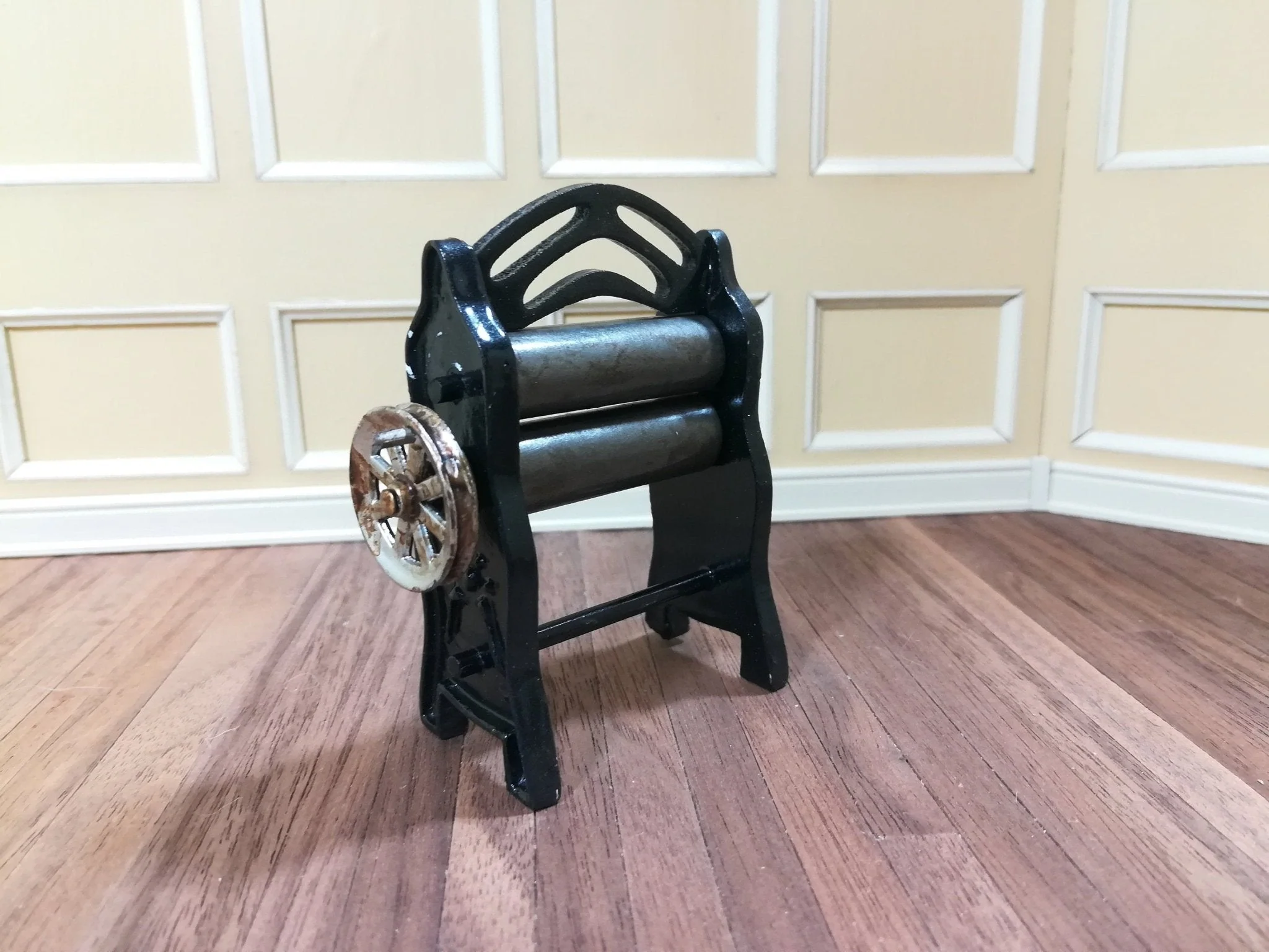 Dollhouse Miniature Mangle Clothes Wringer Dryer 1:12 Scale Turning Handle