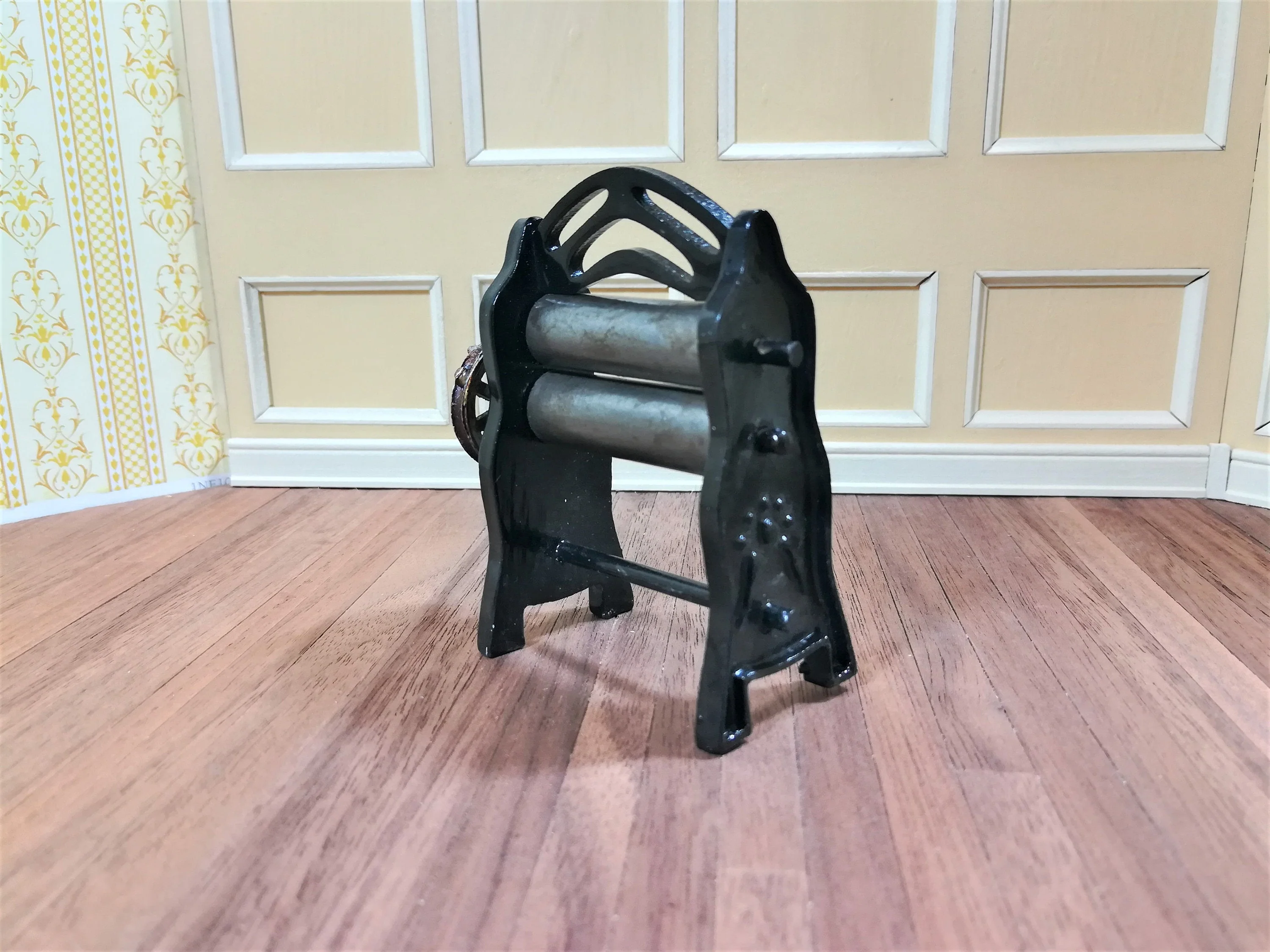 Dollhouse Miniature Mangle Clothes Wringer Dryer 1:12 Scale Turning Handle - Image 2