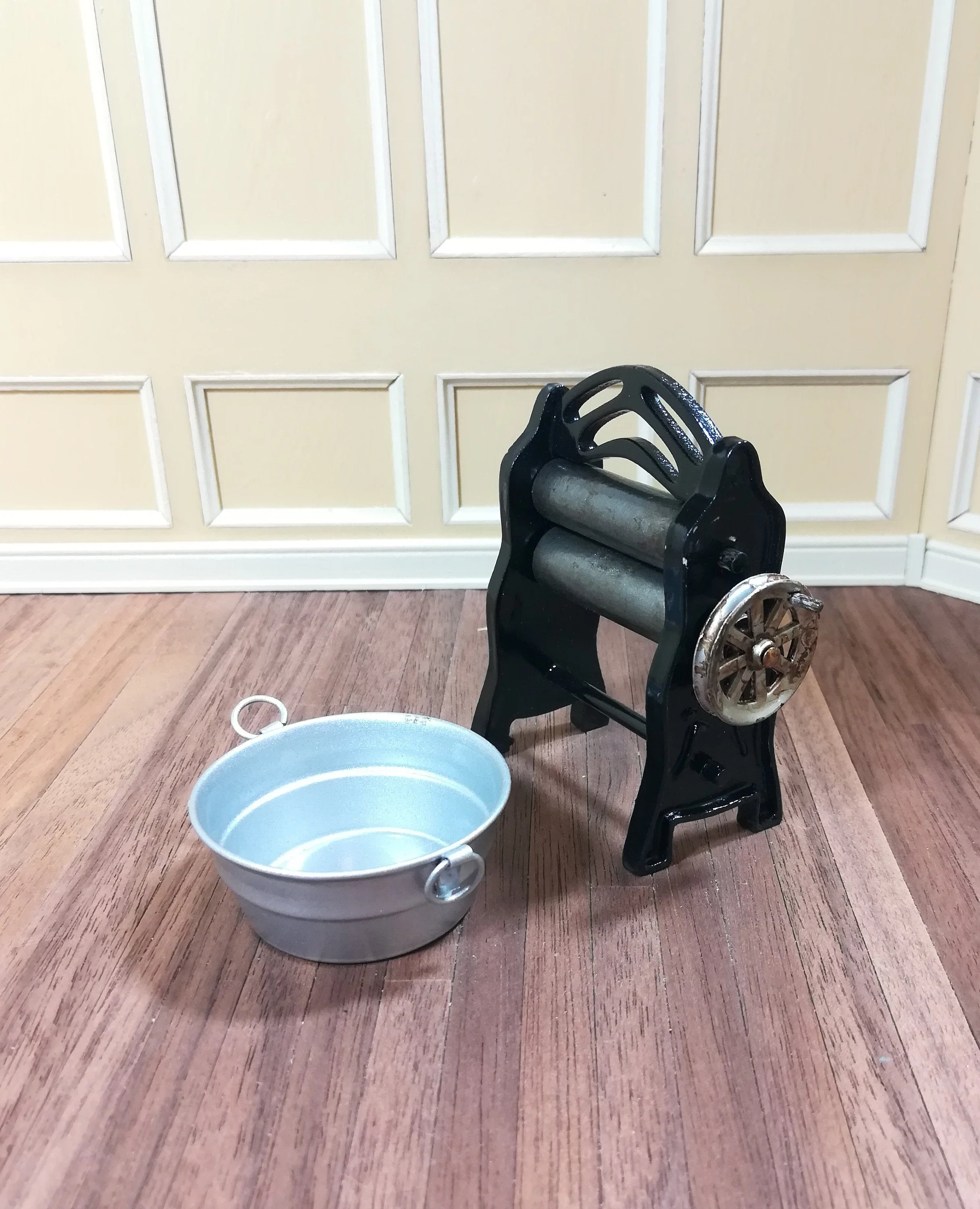 Dollhouse Miniature Mangle Clothes Wringer Dryer 1:12 Scale Turning Handle - Image 3