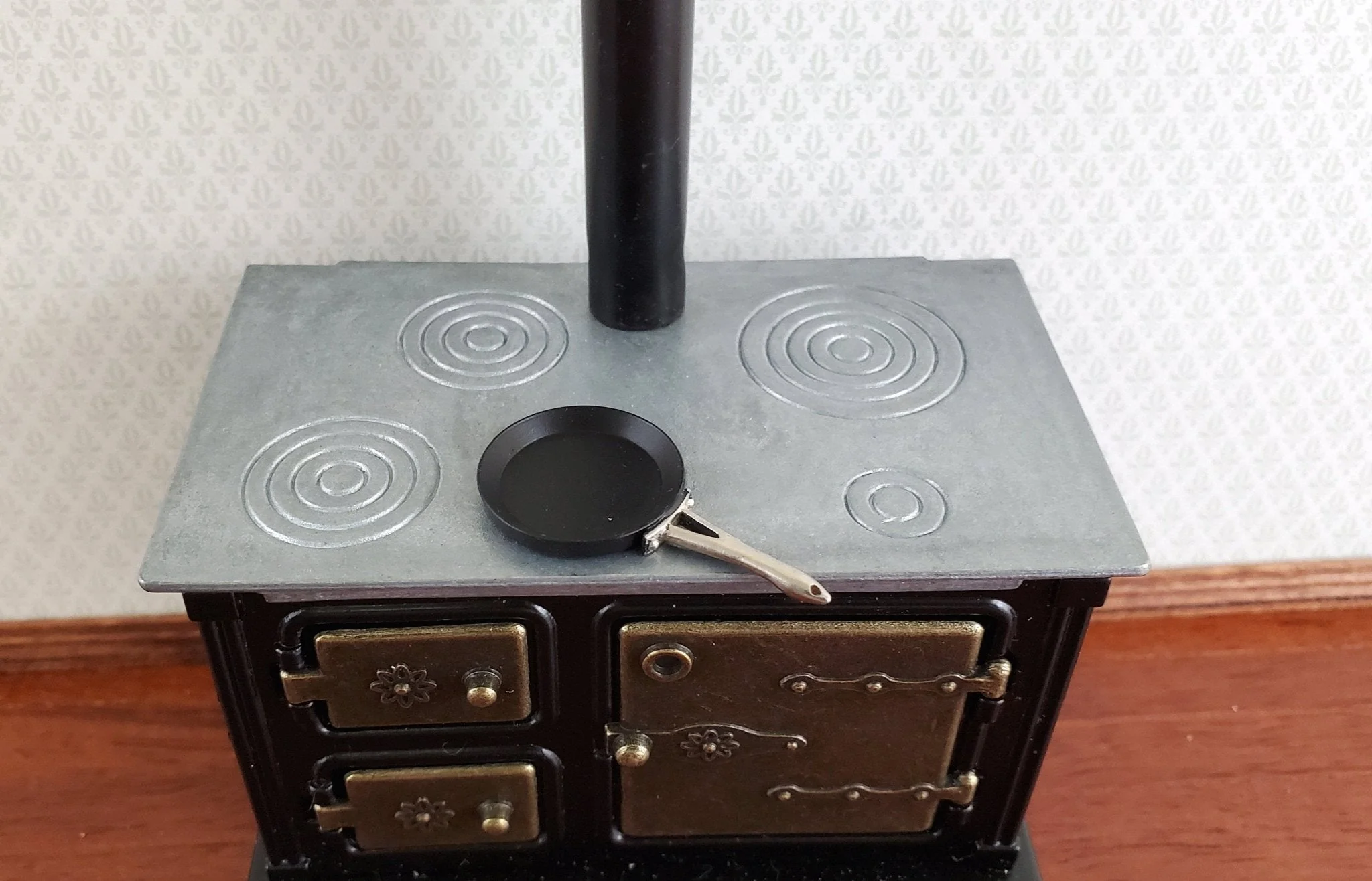 Dollhouse Miniature Teflon Pan Round Black Medium Size 1:12 Scale Modern Kitchen - Image 4
