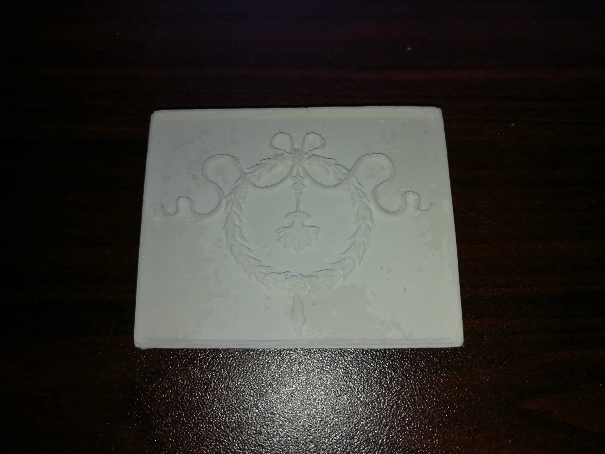 Dollhouse Wall Panel Ribbon Wreath 1:12 Scale Miniature Hard Cast Plaster - Image 2