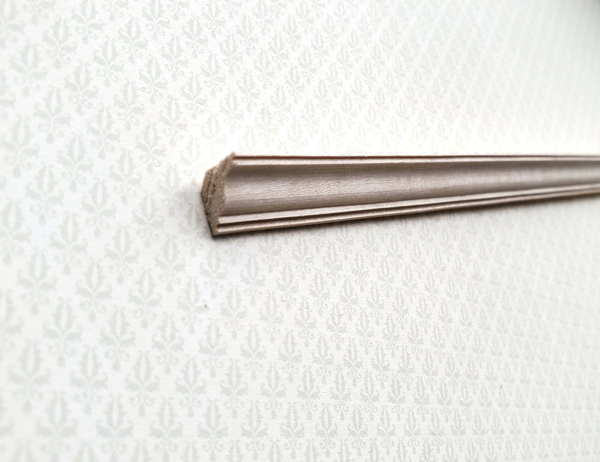 Dollhouse Miniatures Crown Molding Ceiling Trim 5/16" wide x 18" long 1:12 Scale NE950 - Image 4