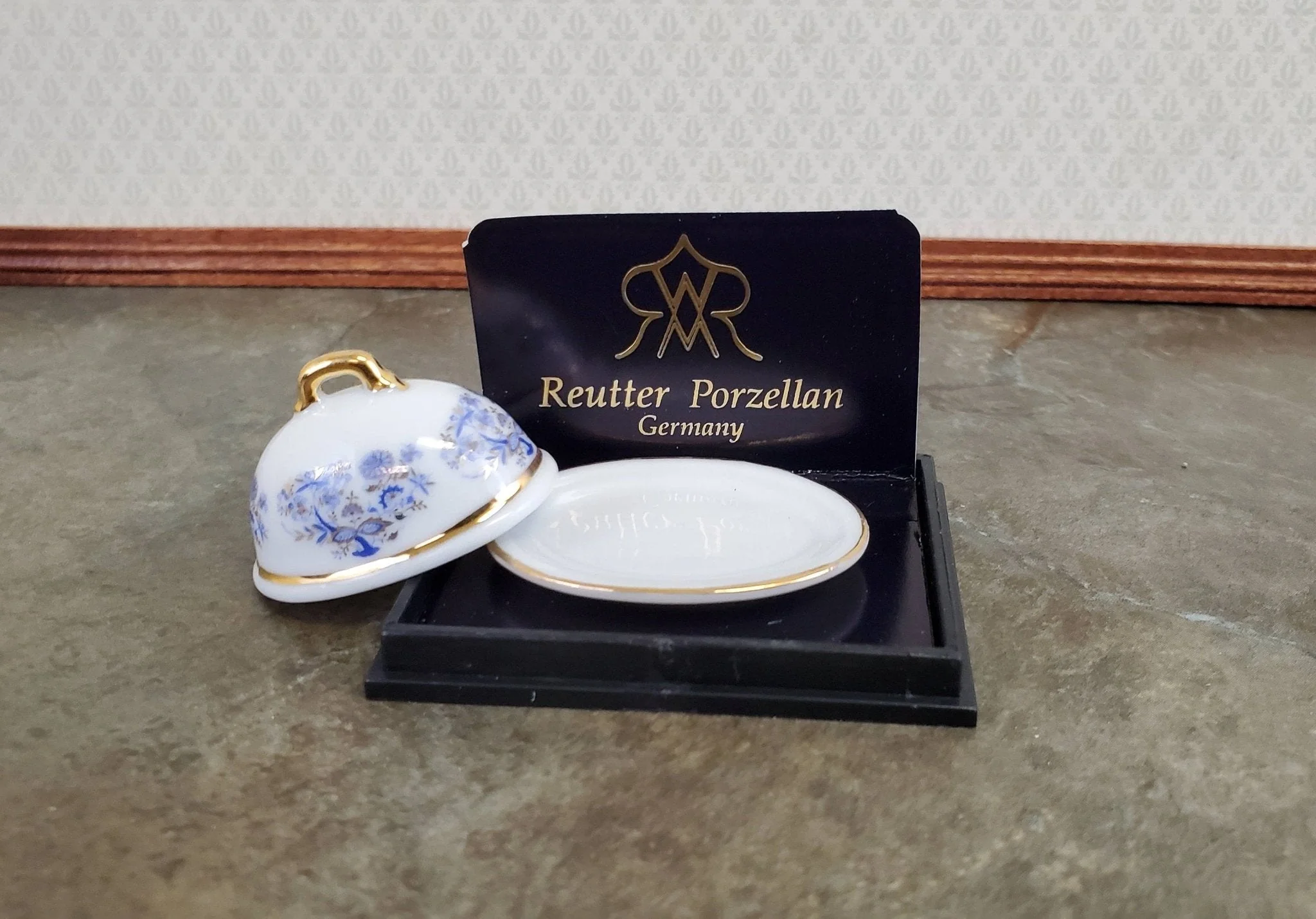 Dollhouse Miniatures Serving Platter with Lid Reutter Porcelain 1:12 Scale Blue White Dishes - Image 3