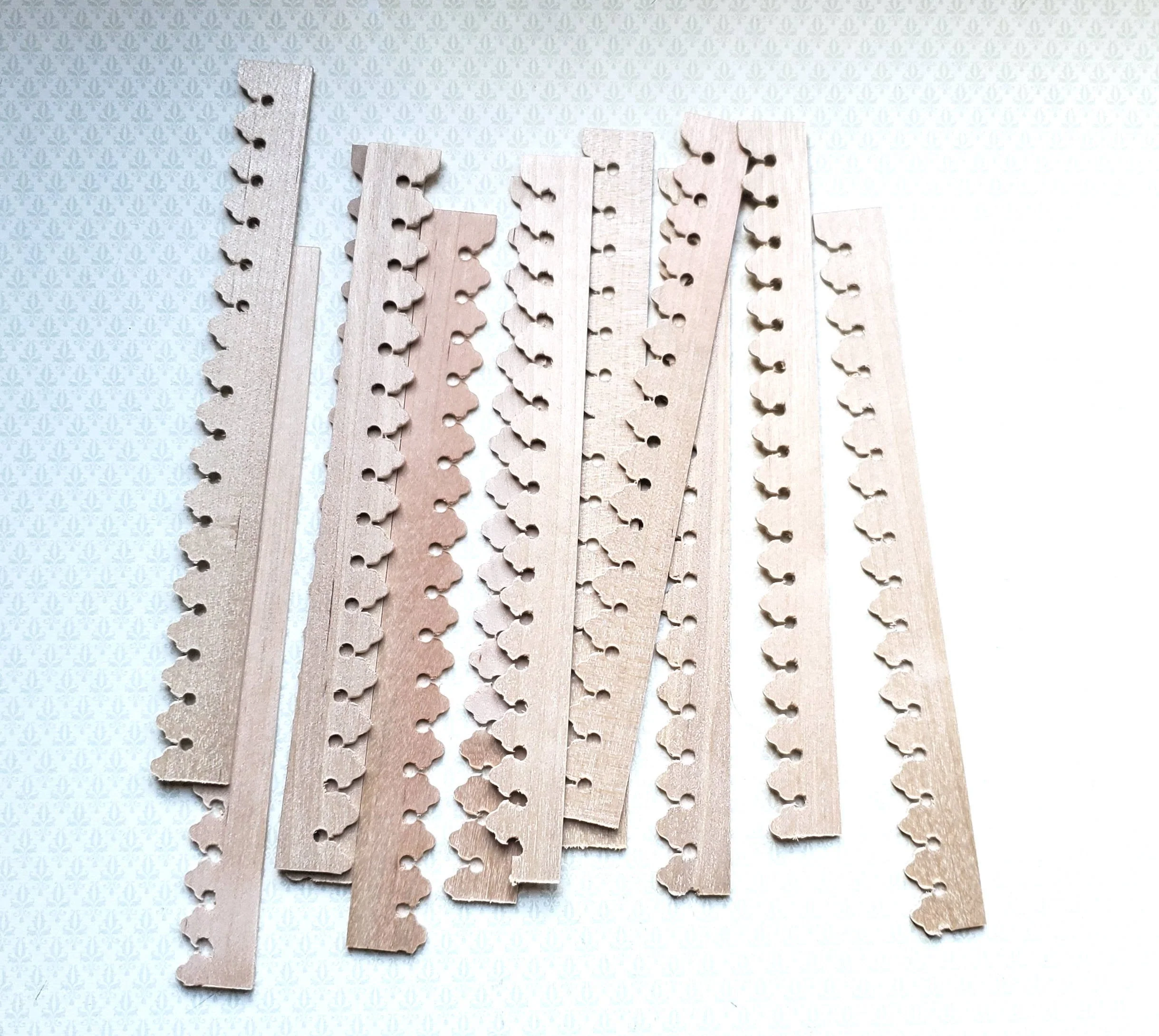 Dollhouse Miniatures Trim Gothic Fleur Style Molding 5/8" x 6" 10 Pieces Scrap Trim 1:12 Scale - Image 2