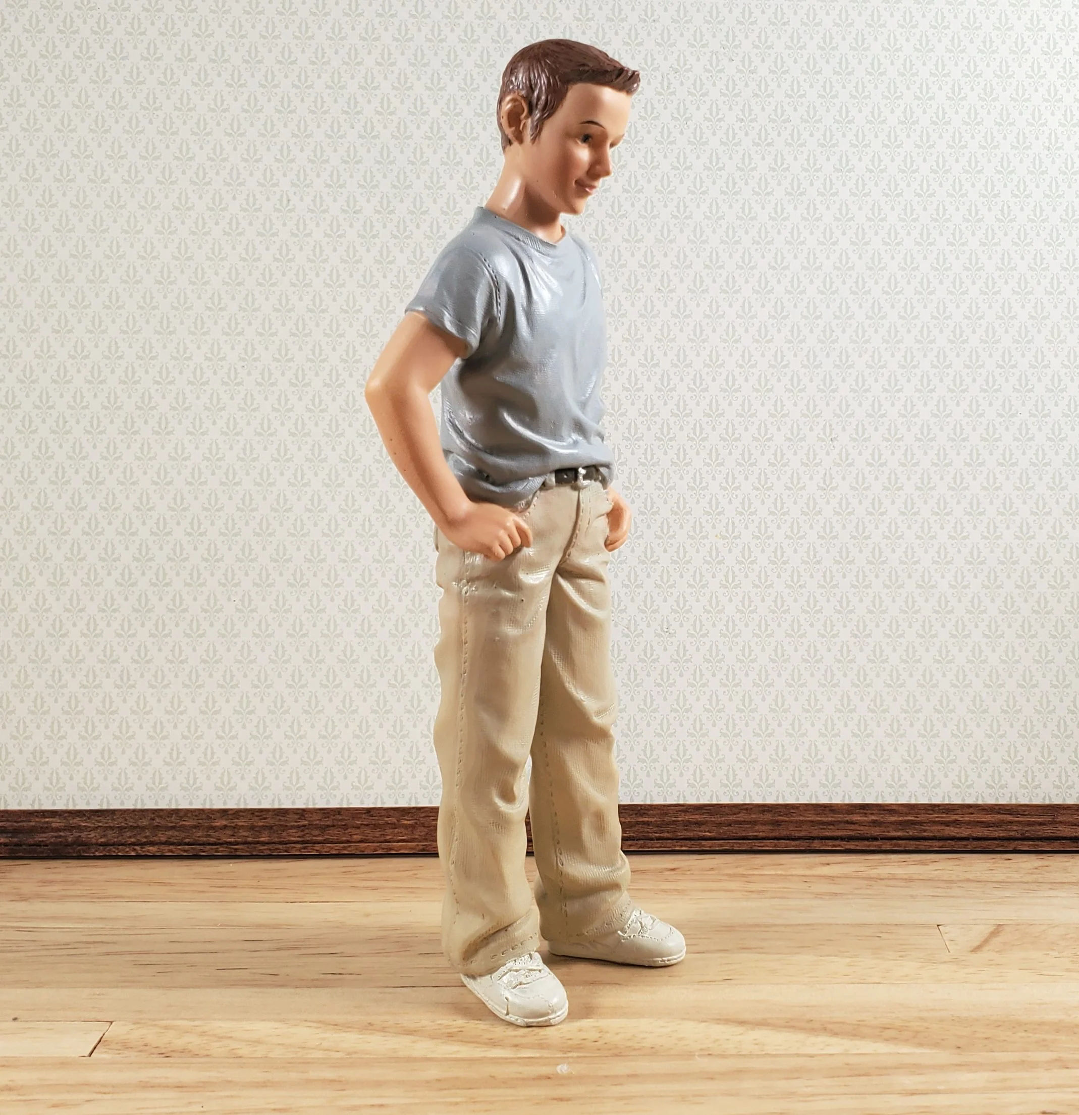 Dollhouse Modern Young Man Male Standing Casual T-Shirt 1:12 Scale "Brantley" - Image 3