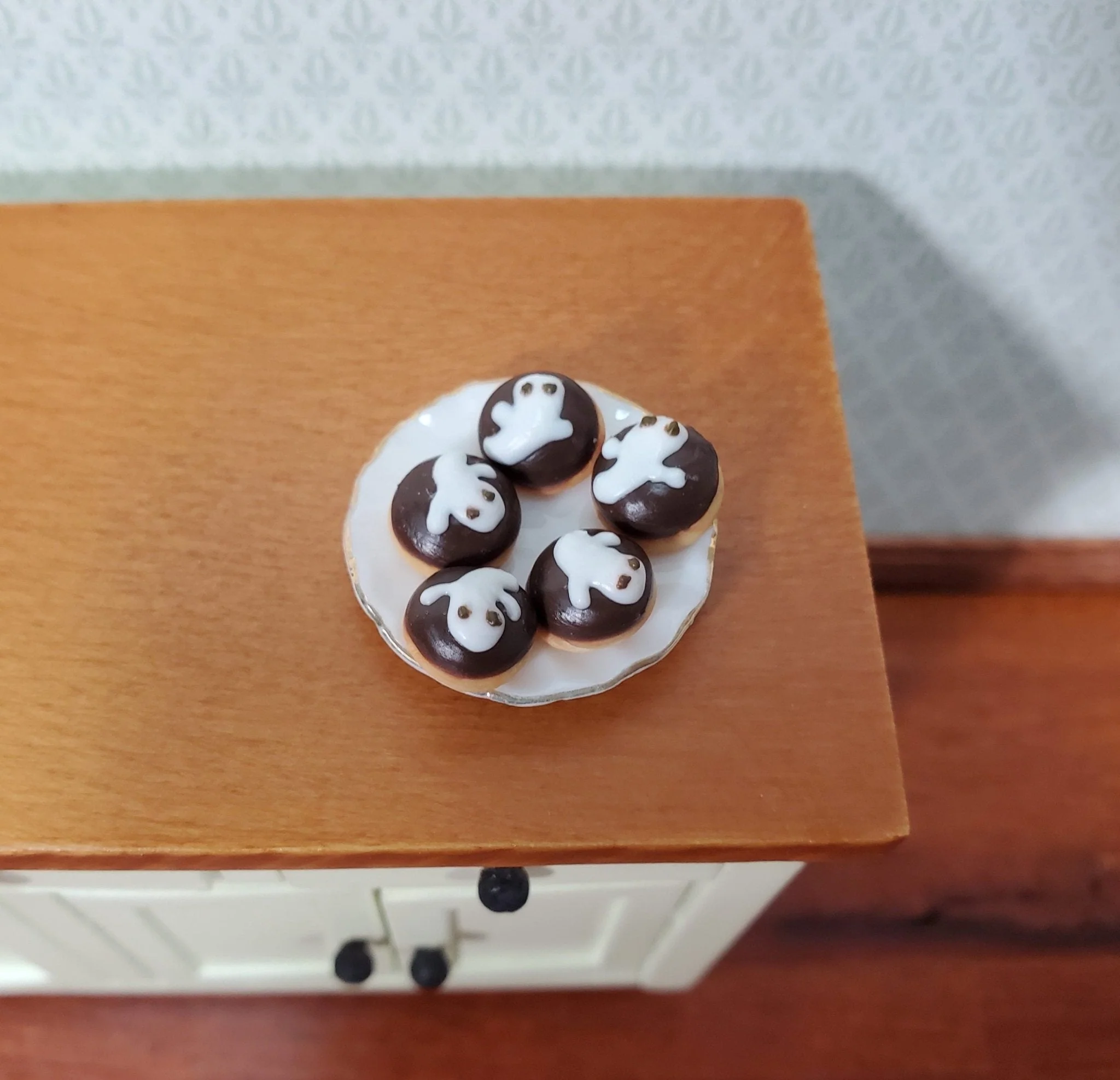 Dollhouse Pastries Donuts Halloween Ghosts Theme Set of 5 1:12 Scale Miniature Food - Image 3