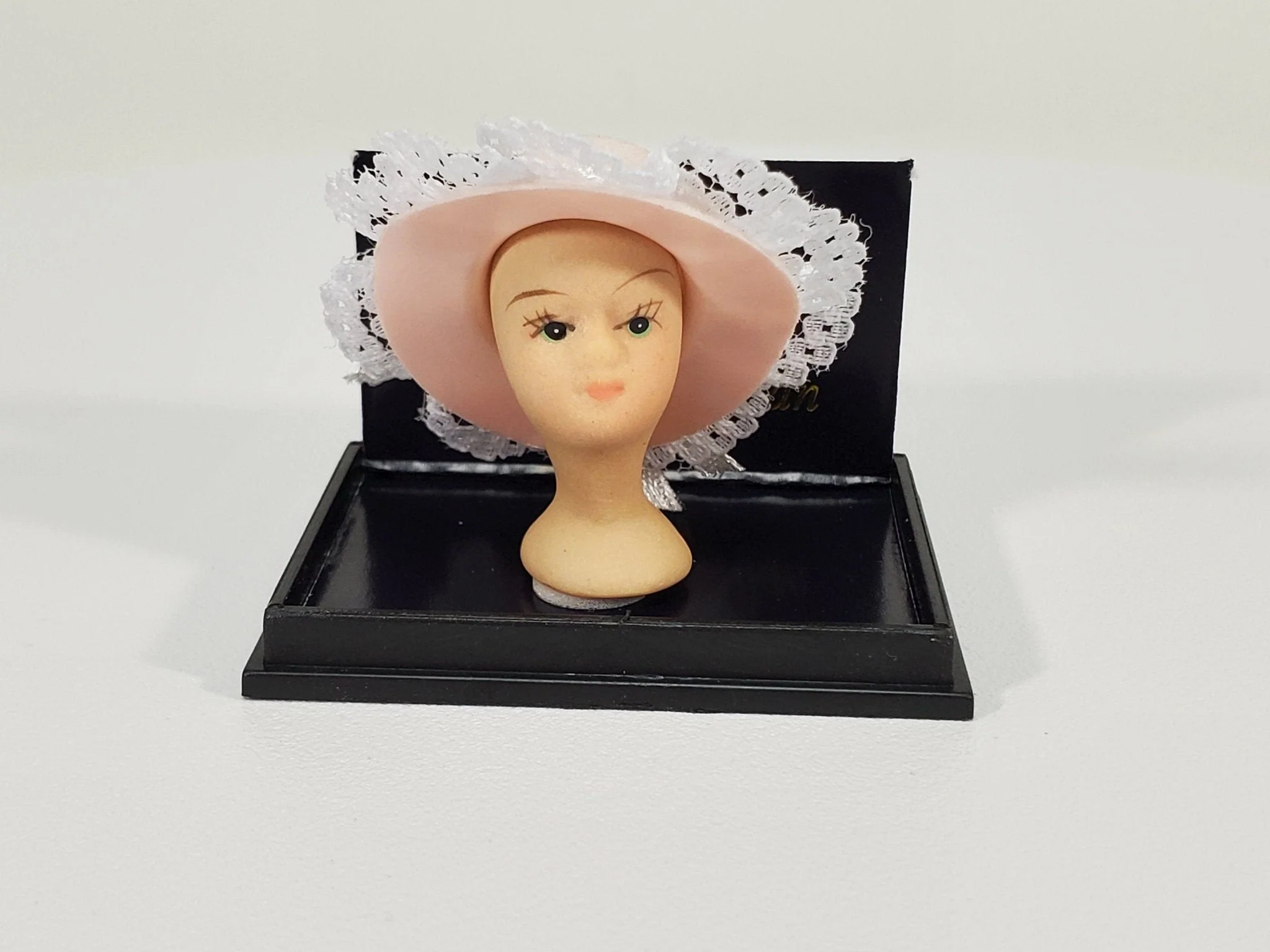 Dollhouse Pink Hat on Hat Stand Mannequin Head by Reutter 1:12 Scale Miniature Accessories