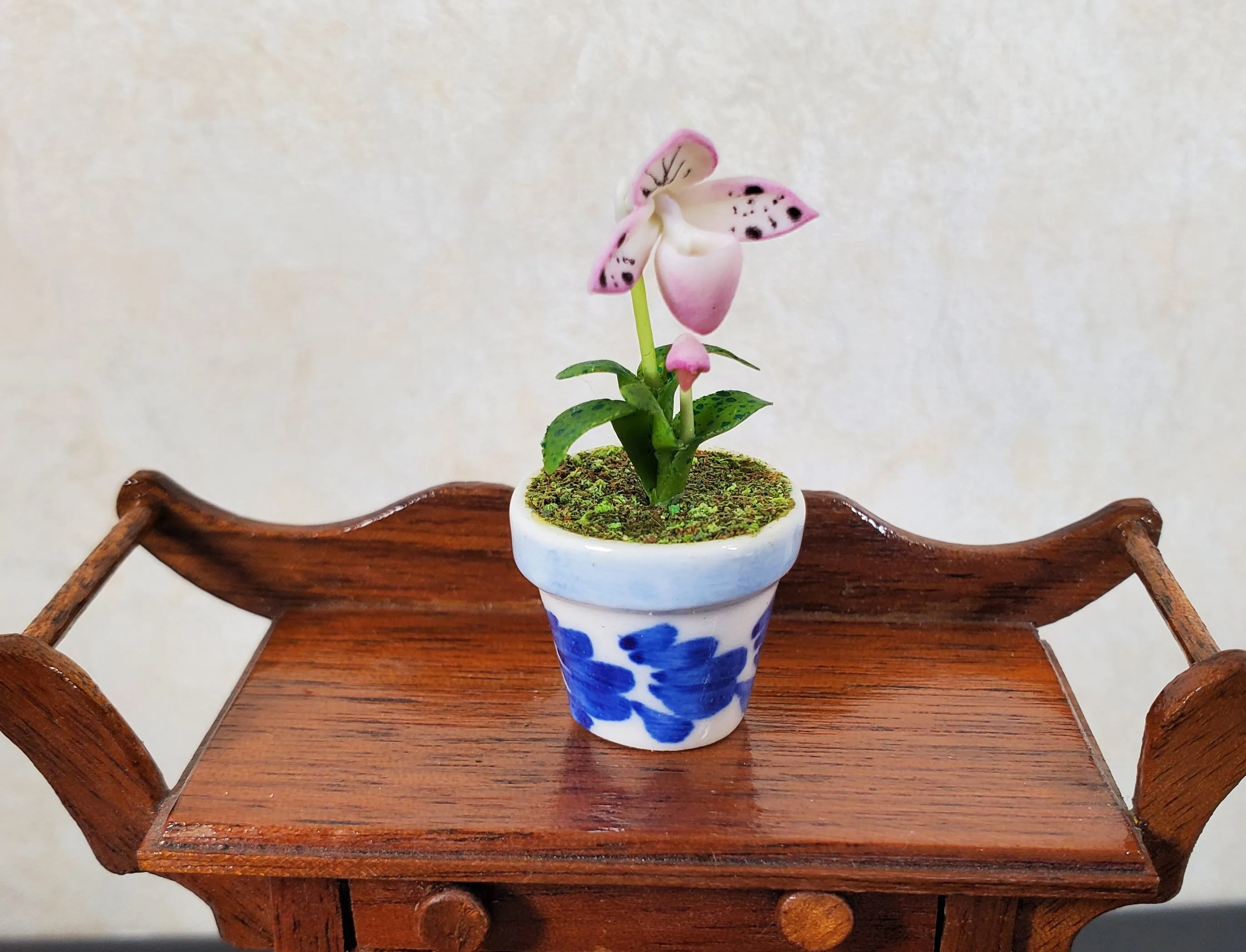 Dollhouse Pink Lady Slipper in a Blue & White Ceramic Pot 1:12 Scale Miniature - Image 2