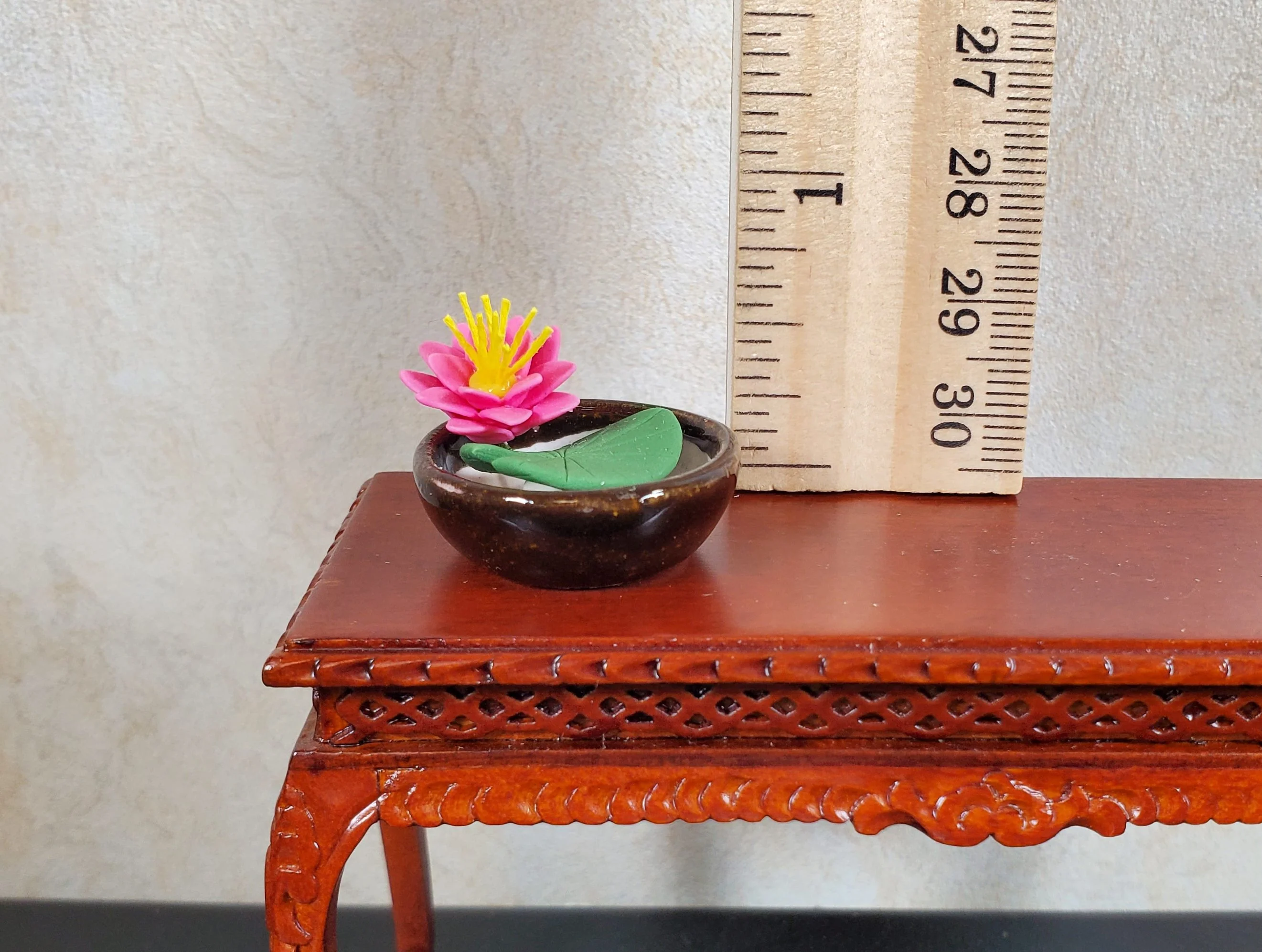 Dollhouse Pink Water Lily in Round Brown Bowl 1:12 Scale Miniature - Image 3