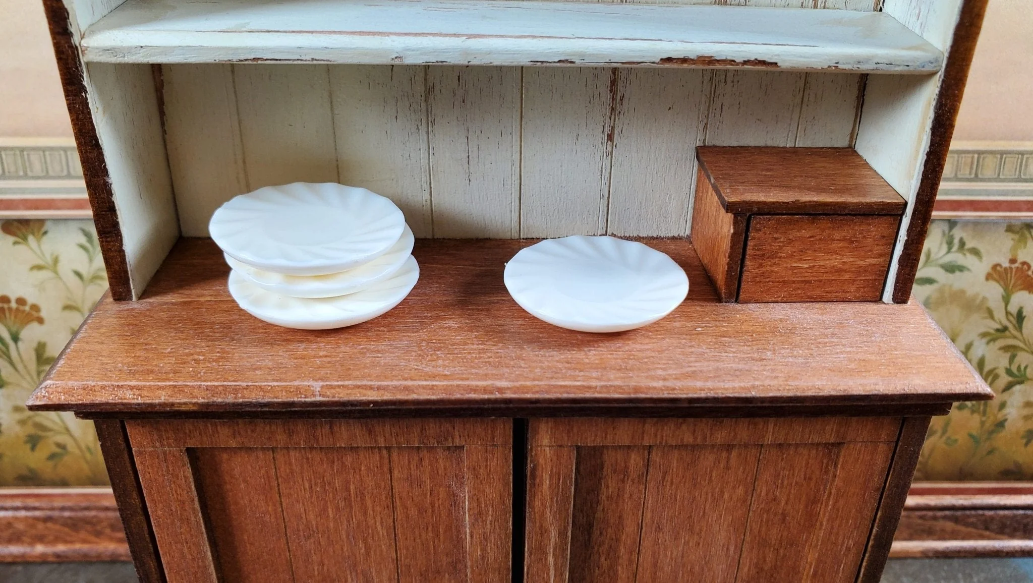 Dollhouse Plates Scalloped x4 White Decorative Edge Plastic 1:12 Miniatures