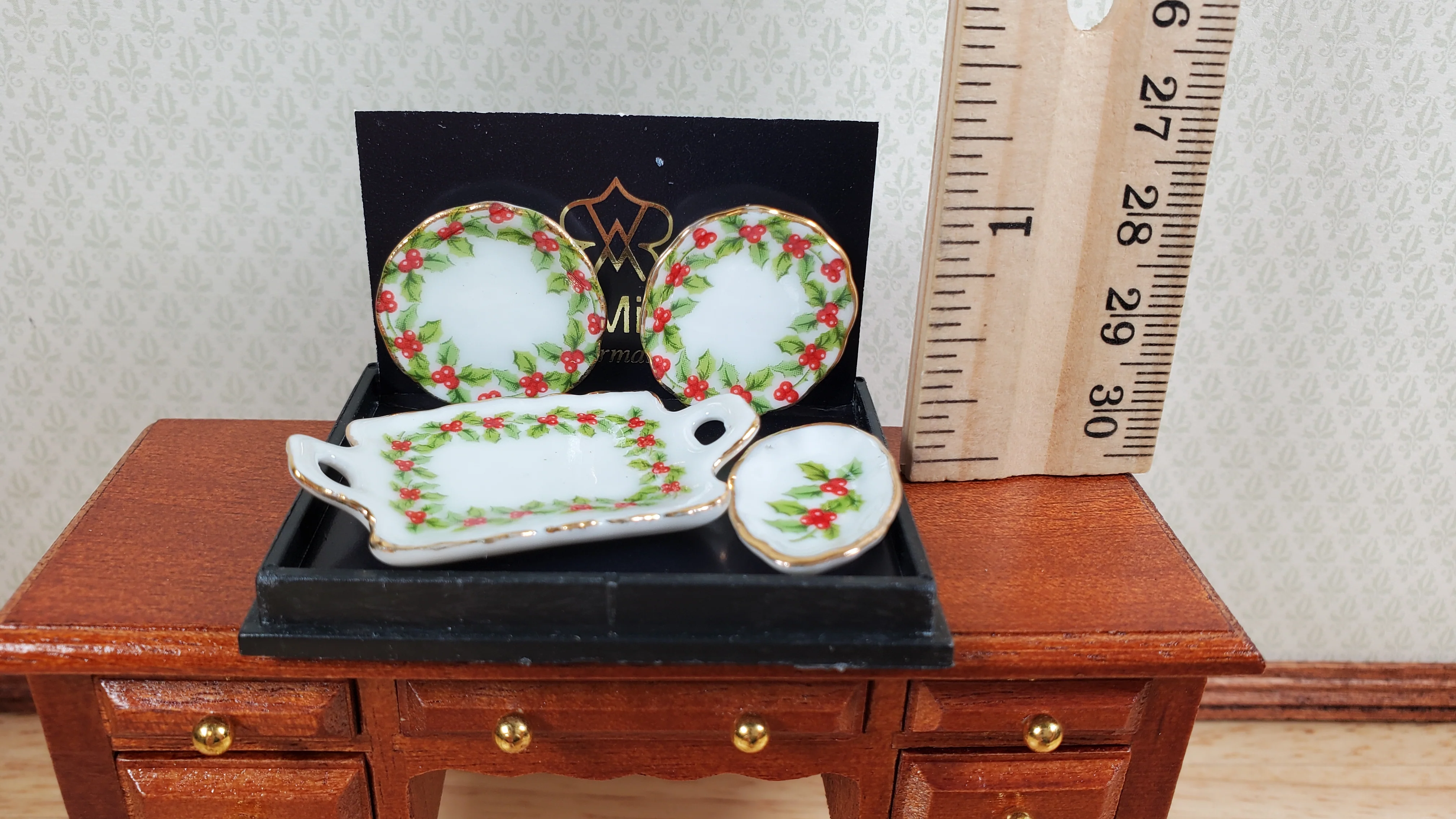 Dollhouse Plates & Tray Mistletoe Reutter Porcelain 1:12 Scale Miniatures - Image 3