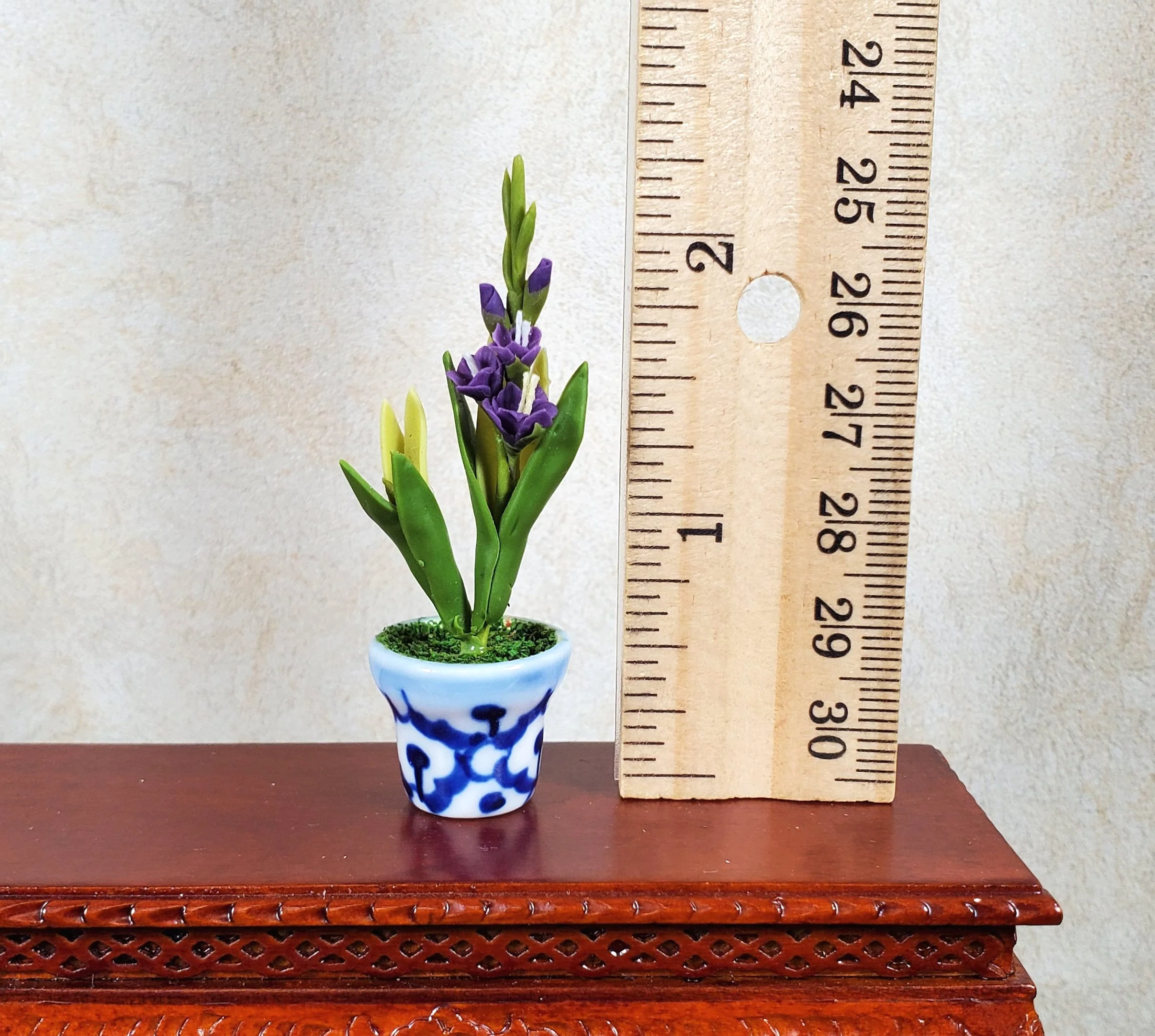Dollhouse Purple Gladiolas in Blue & White Ceramic Pot 1:12 Scale Miniature - Image 4