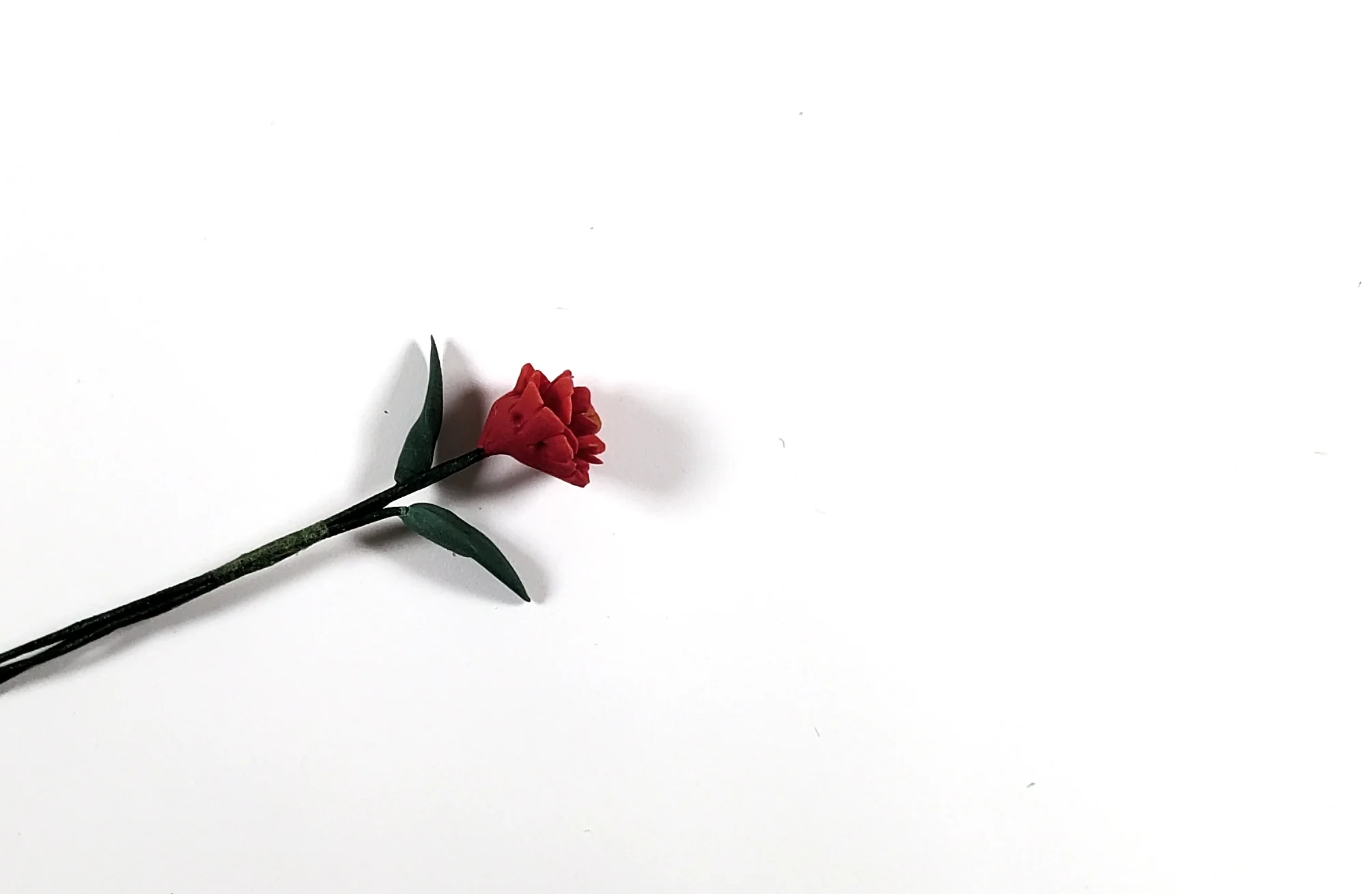 Dollhouse Red Zinnia Single Long Stem with Foliage 1:12 Scale Miniature - Image 2