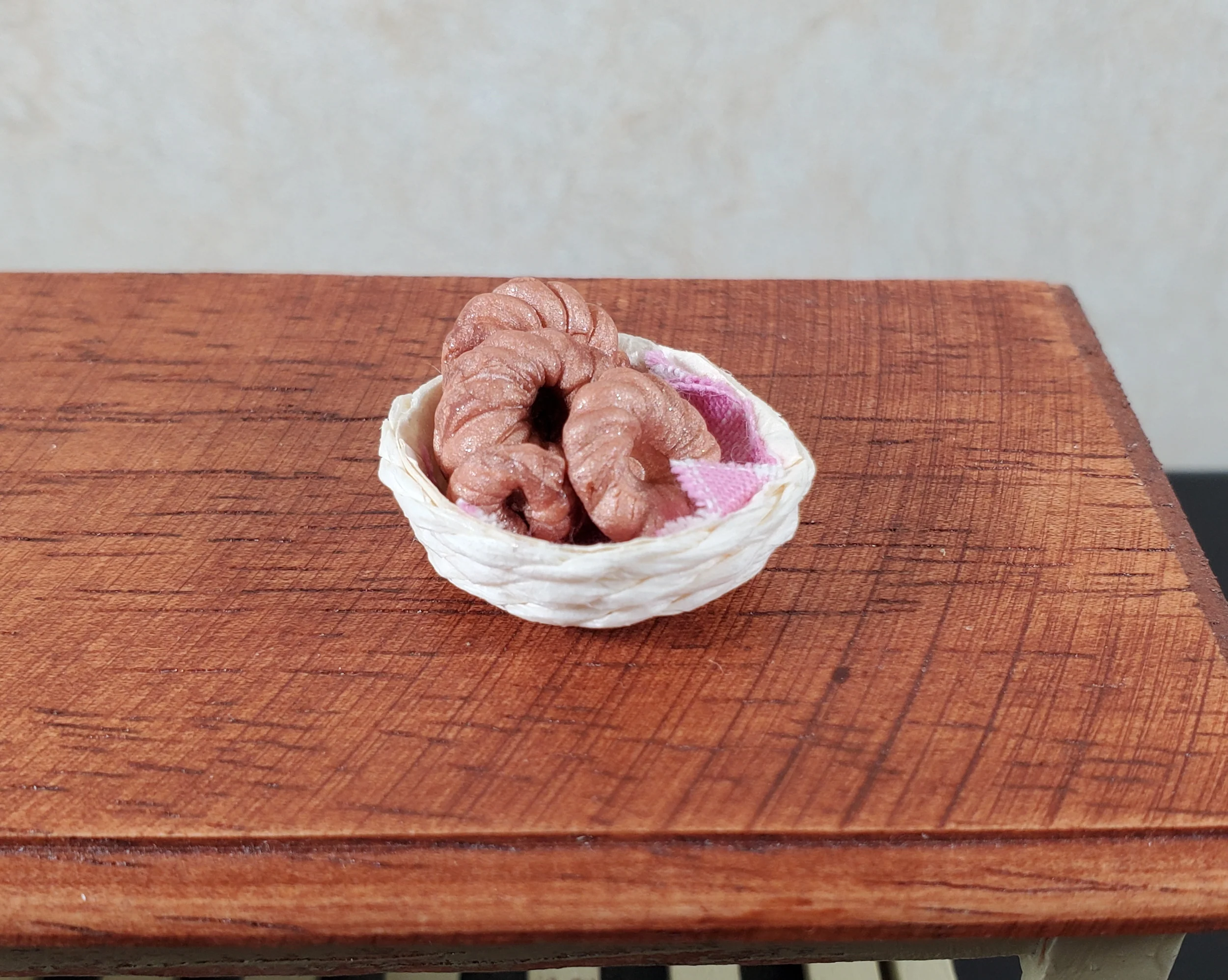 Dollhouse Round Natural Fiber Basket with Napkin Inlay 1:12 Scale Miniature - Image 2