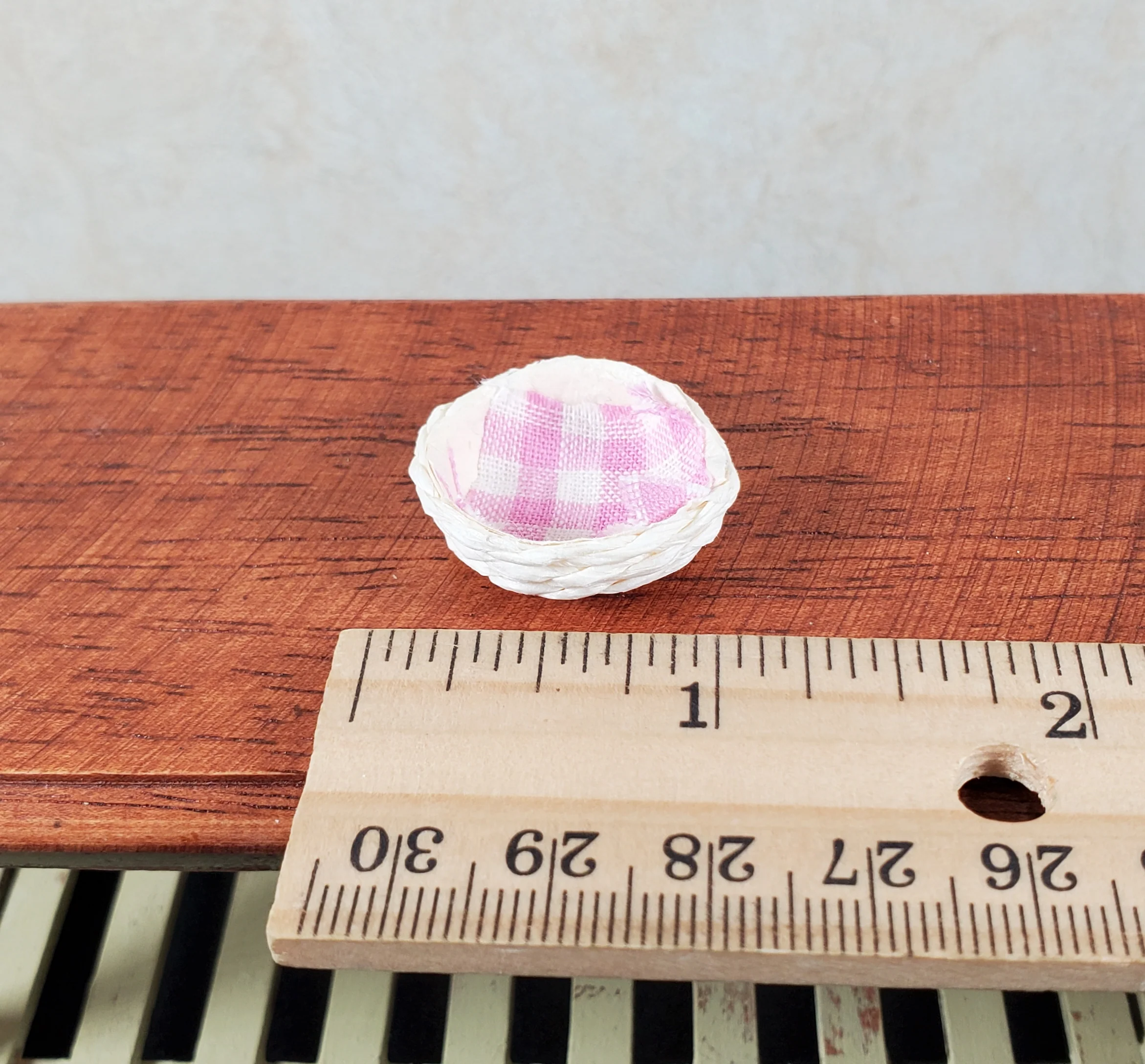 Dollhouse Round Natural Fiber Basket with Napkin Inlay 1:12 Scale Miniature - Image 3
